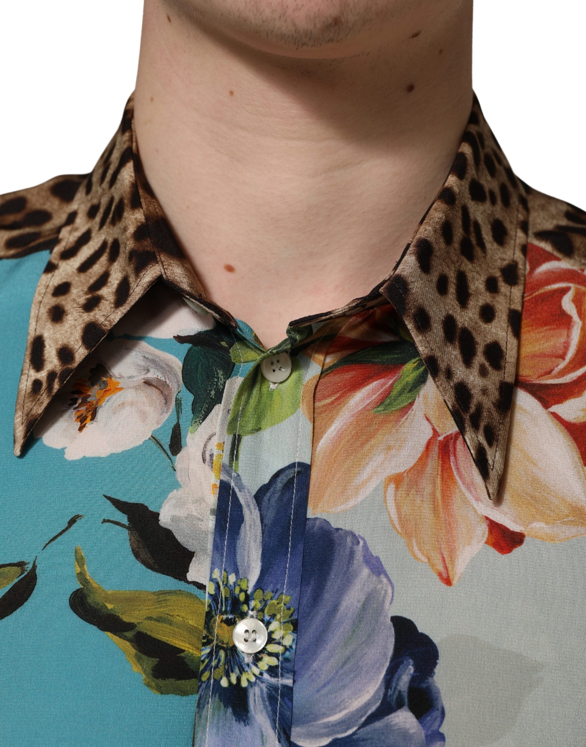 Chemise à col Dolce & Gabbana à imprimé floral multicolore et motif animal, tissu léger et élégant.