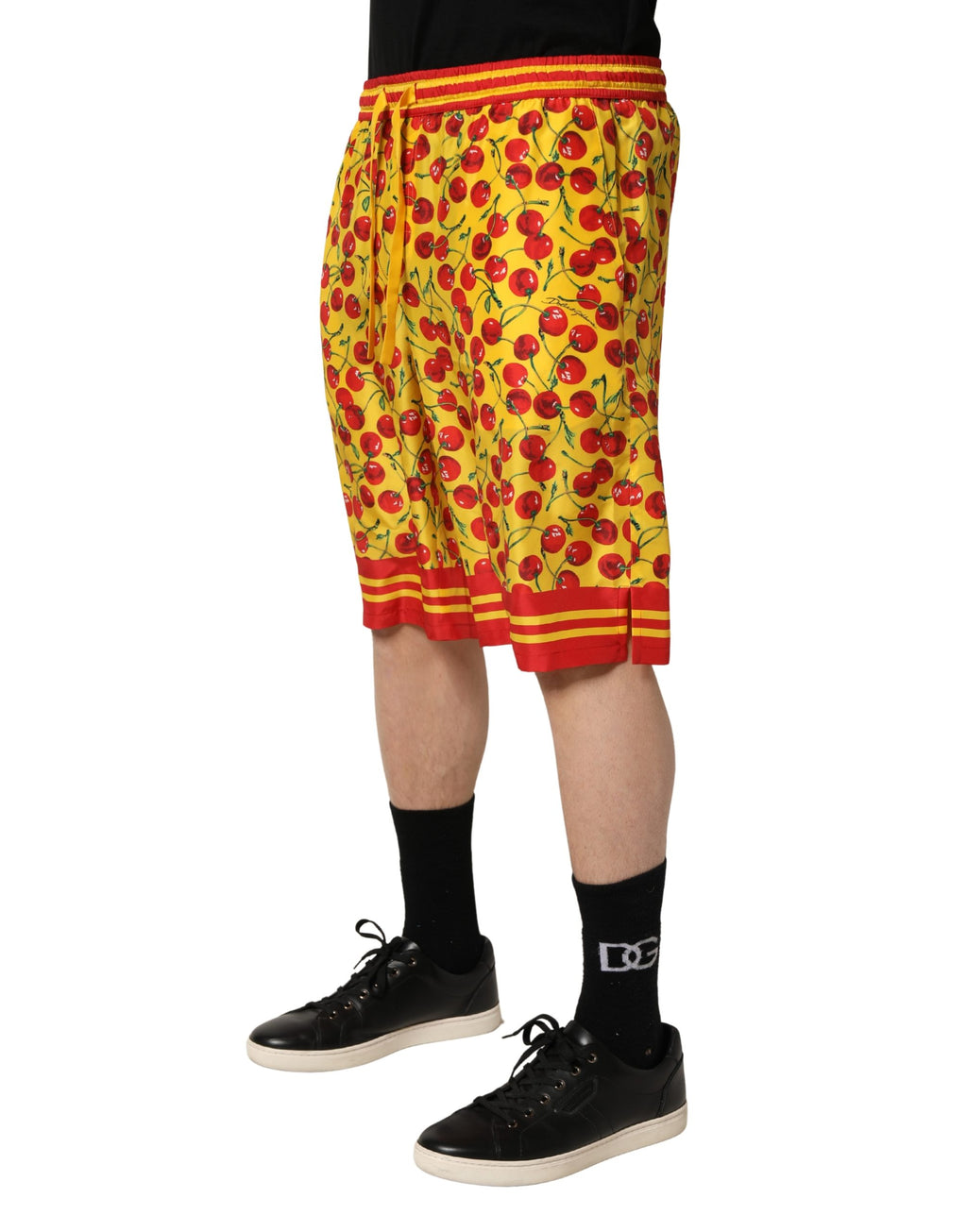 Bermuda en soie Dolce & Gabbana à imprimé cerise jaune et rouge, shorts élégants avec motif fruit coloré.