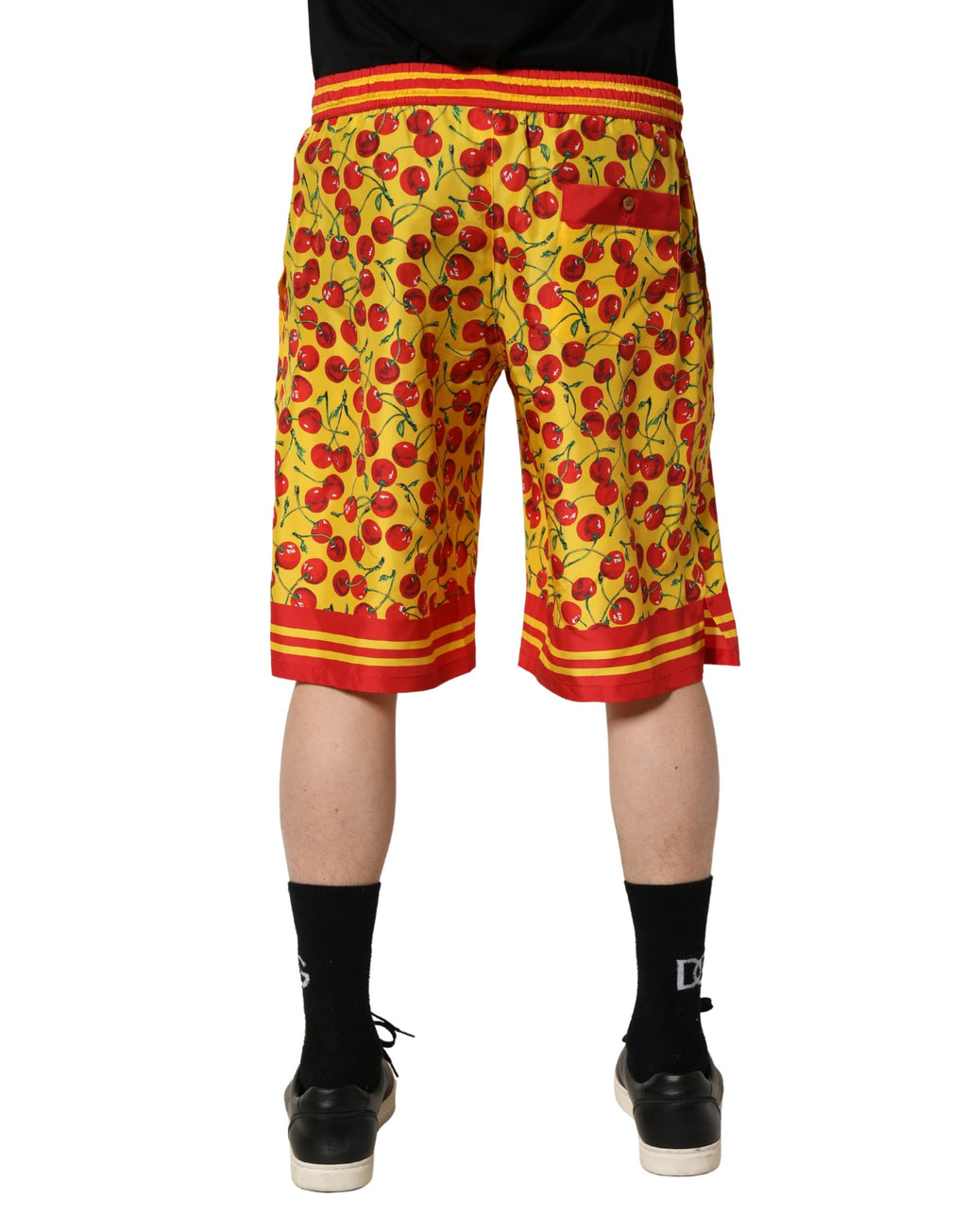 Shorts en soie Dolce & Gabbana à imprimé cerises jaunes et rouges, Bermuda élégants pour femmes.