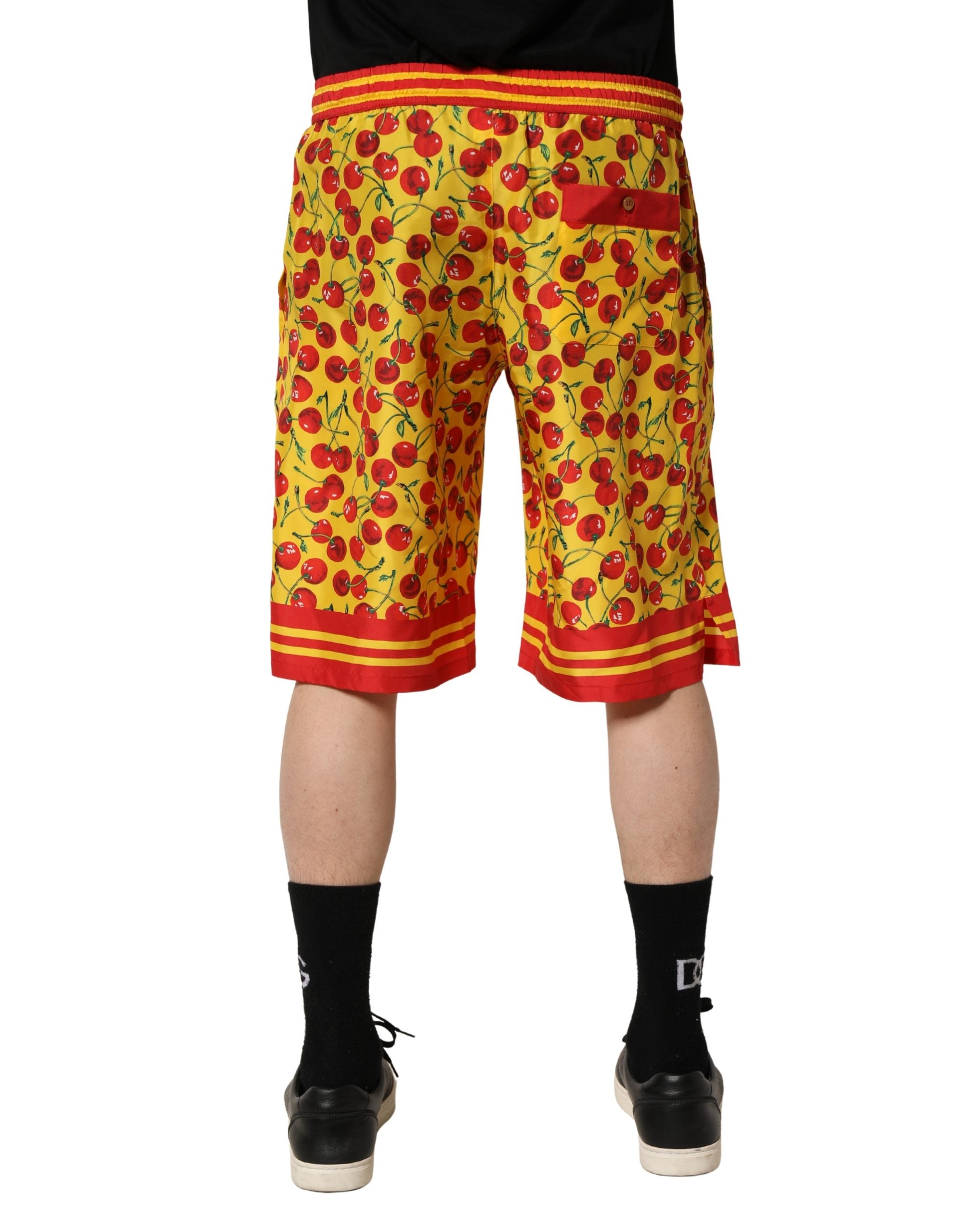 Shorts en soie Dolce & Gabbana à imprimé cerises jaunes et rouges, Bermuda élégants pour femmes.