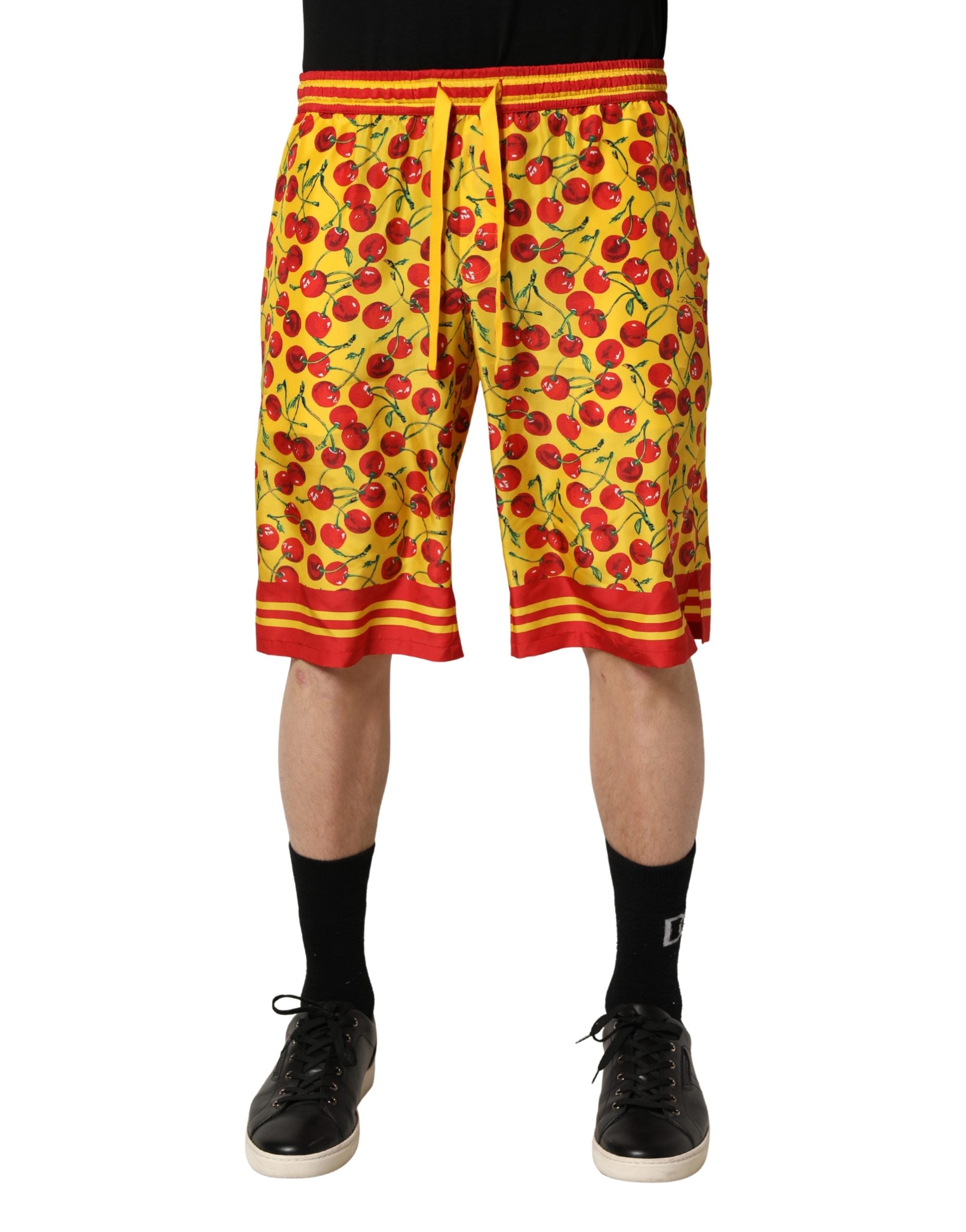 Shorts Bermuda en soie Dolce & Gabbana à imprimé cerises jaunes et rouges, style élégant et coloré.