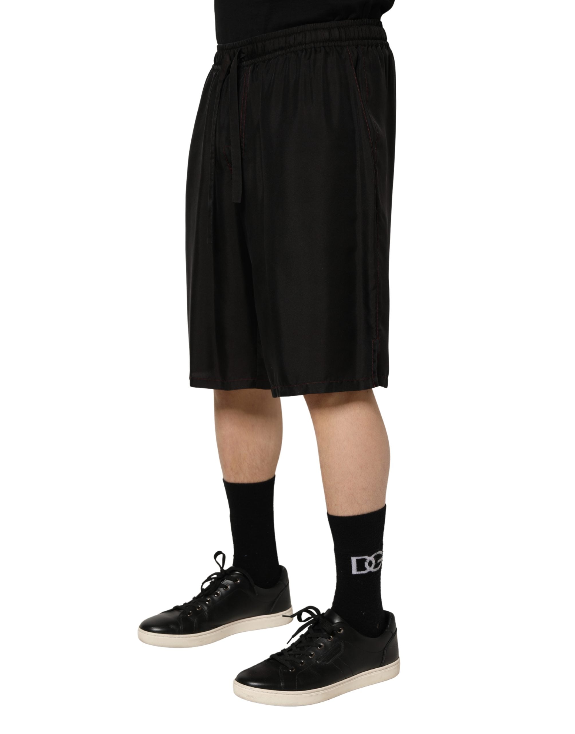 Shorts bermuda en soie noire pour homme de Dolce & Gabbana avec cordon de serrage, style élégant et confortable.