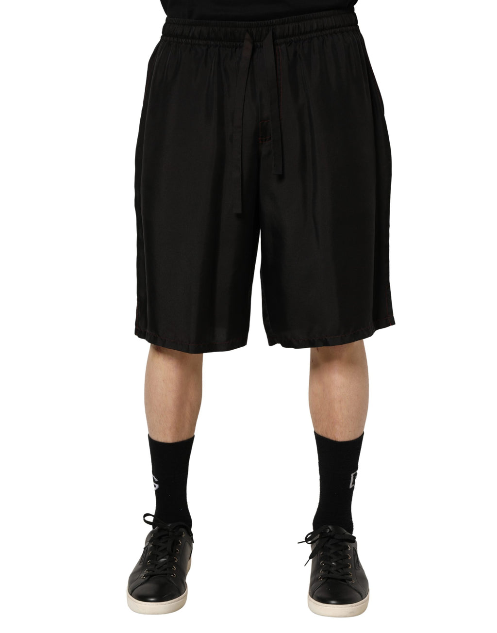 Shorts Bermuda en soie noire pour homme de Dolce & Gabbana avec cordon de serrage, style élégant et décontracté.
