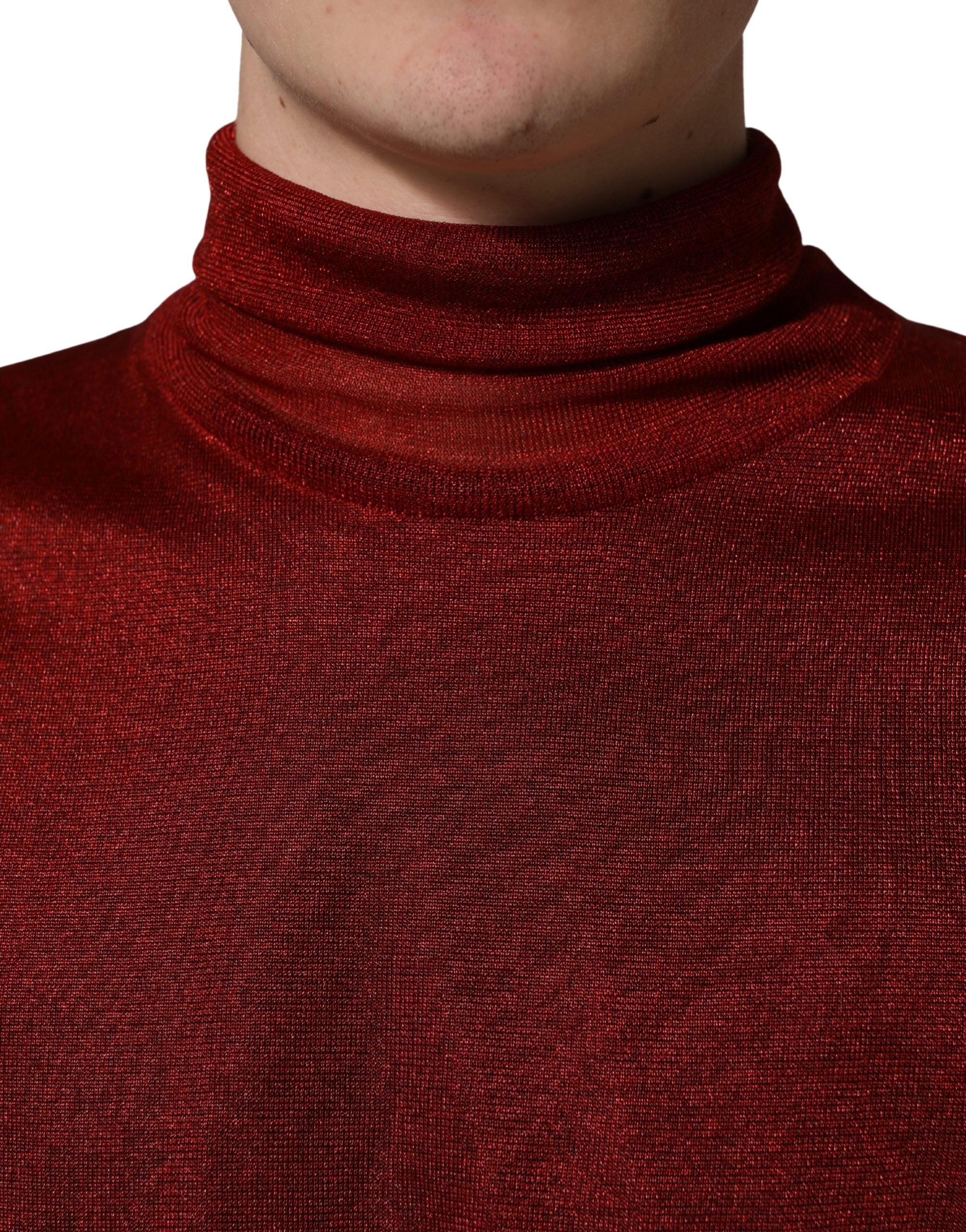 Pull à manches longues en rouge Dolce & Gabbana, pull-over en col roulé en laine, détail élégant et confortable.