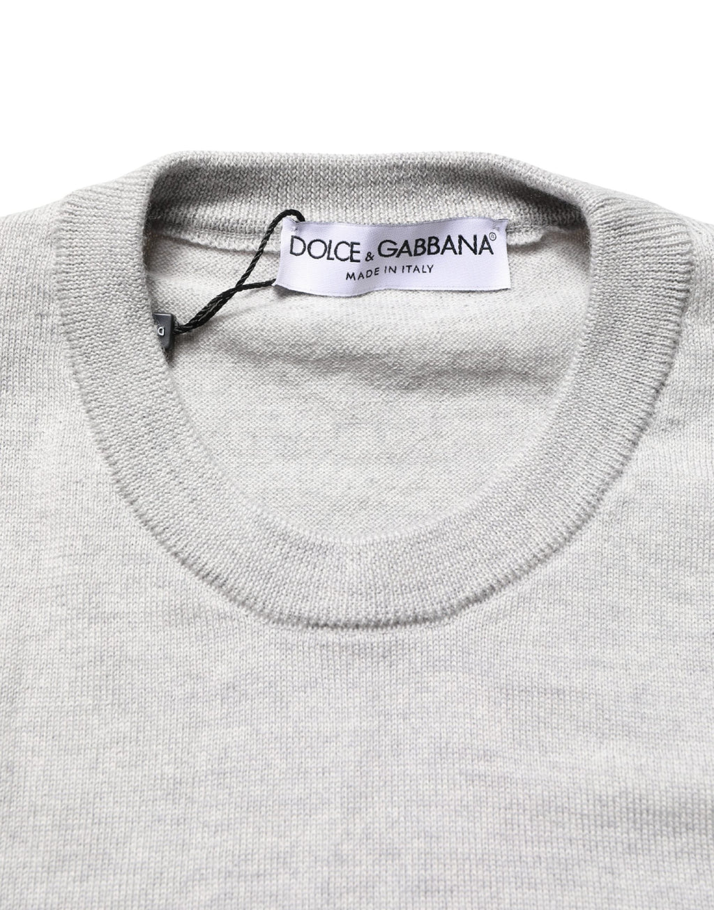 Pull à manches longues gris Dolce & Gabbana avec col rond, en laine douce, porté sur un mannequin.