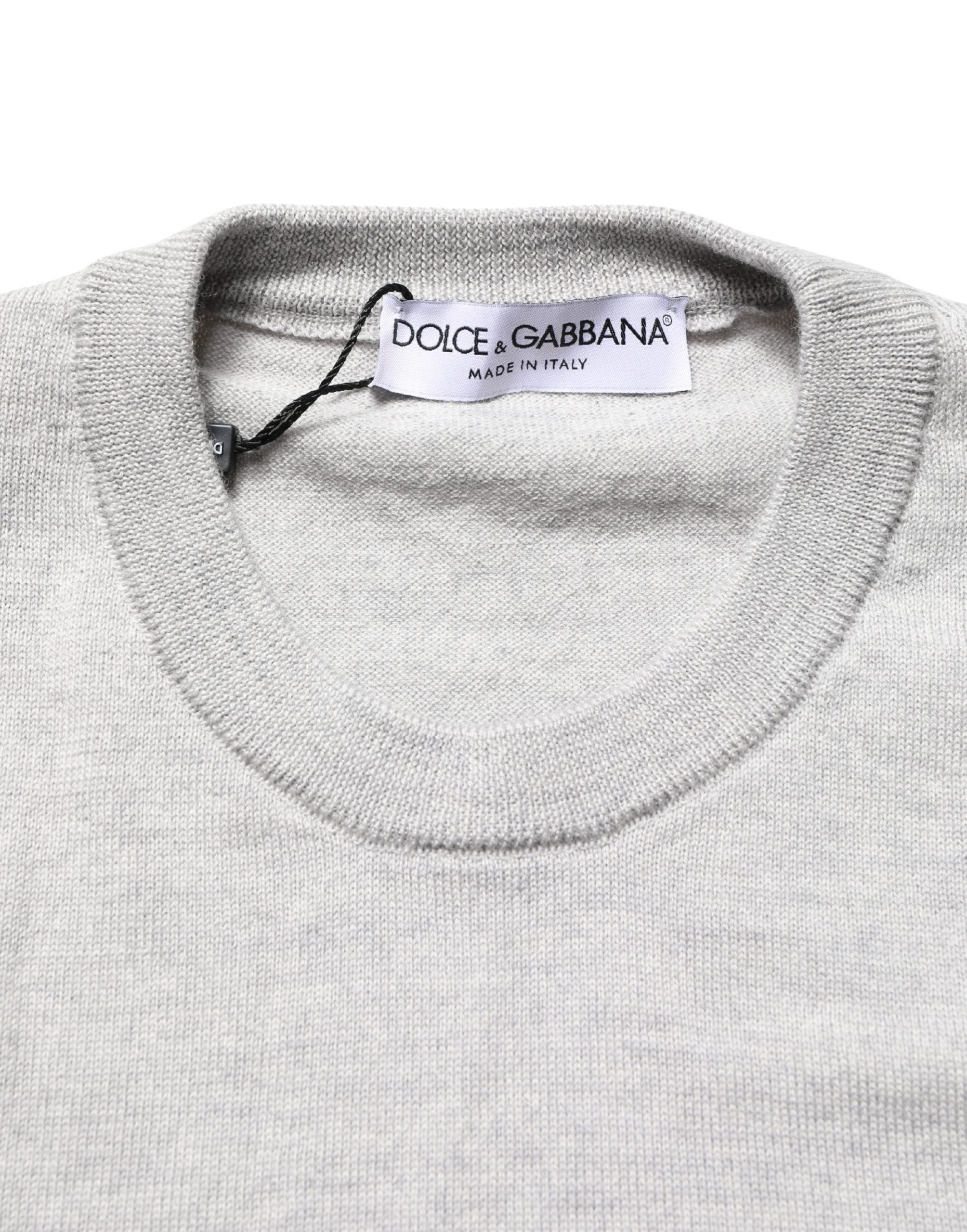 Pull à manches longues gris Dolce & Gabbana avec col rond, en laine douce, porté sur un mannequin.