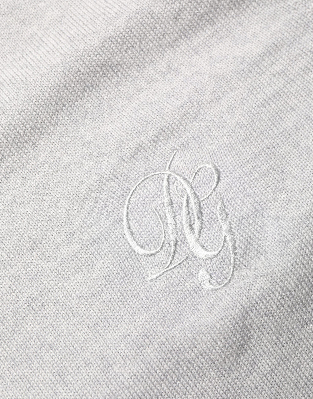 Pull-over gris à manches longues Dolce & Gabbana, col rond, en laine douce, porté sur un mannequin.