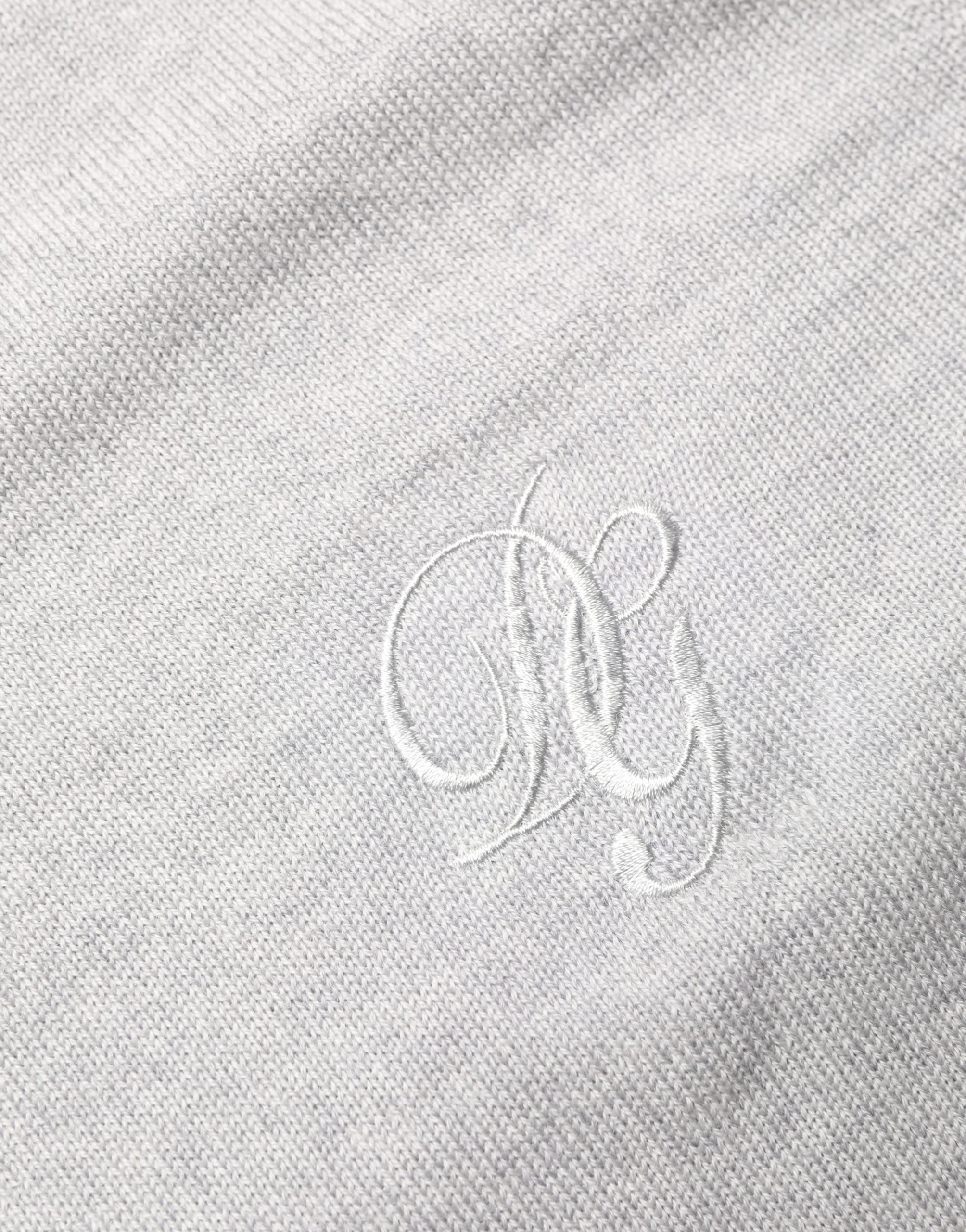 Pull-over gris à manches longues Dolce & Gabbana, col rond, en laine douce, porté sur un mannequin.
