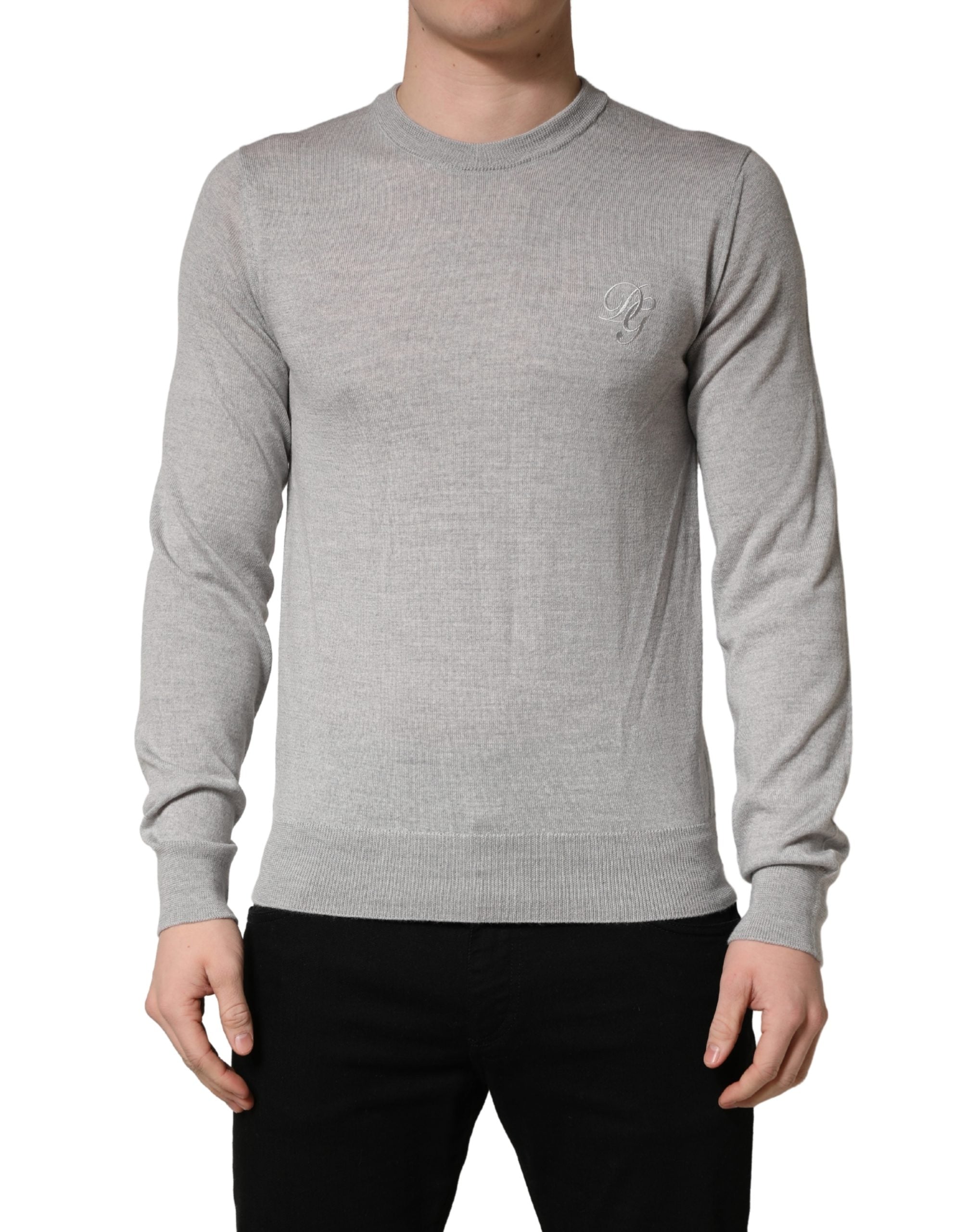 Pull à manches longues gris Dolce & Gabbana avec col rond, doux et confortable, parfait pour un style élégant et décontracté.