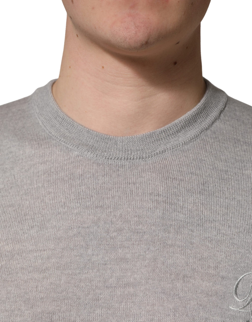 Pull à manches longues gris Dolce & Gabbana, col rond, pull-over en laine élégant et confortable.