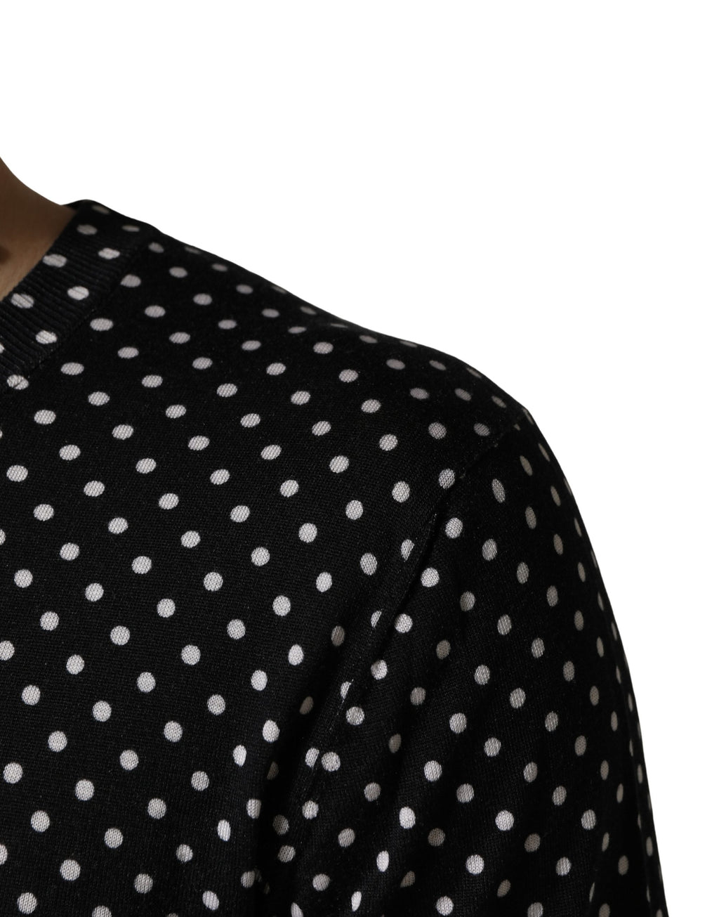 Pull-over noir à pois blancs de Dolce & Gabbana, col rond, pull en maille élégant et confortablement ajusté.