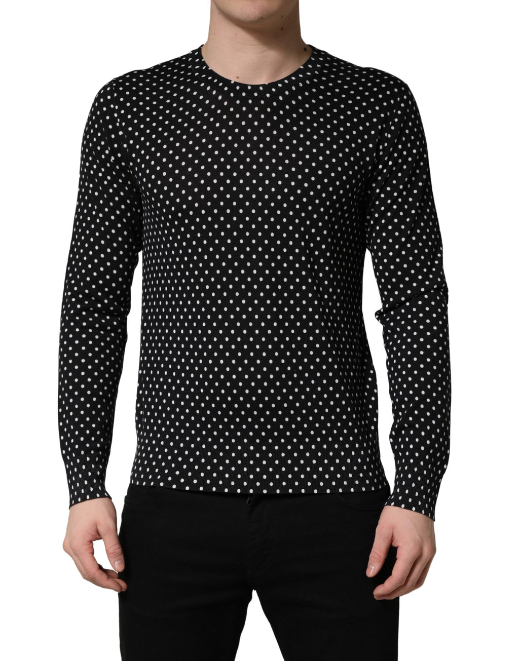 Pull à col rond noir à pois blancs de Dolce & Gabbana, pull-over en maille avec motif à pois, vue de face.