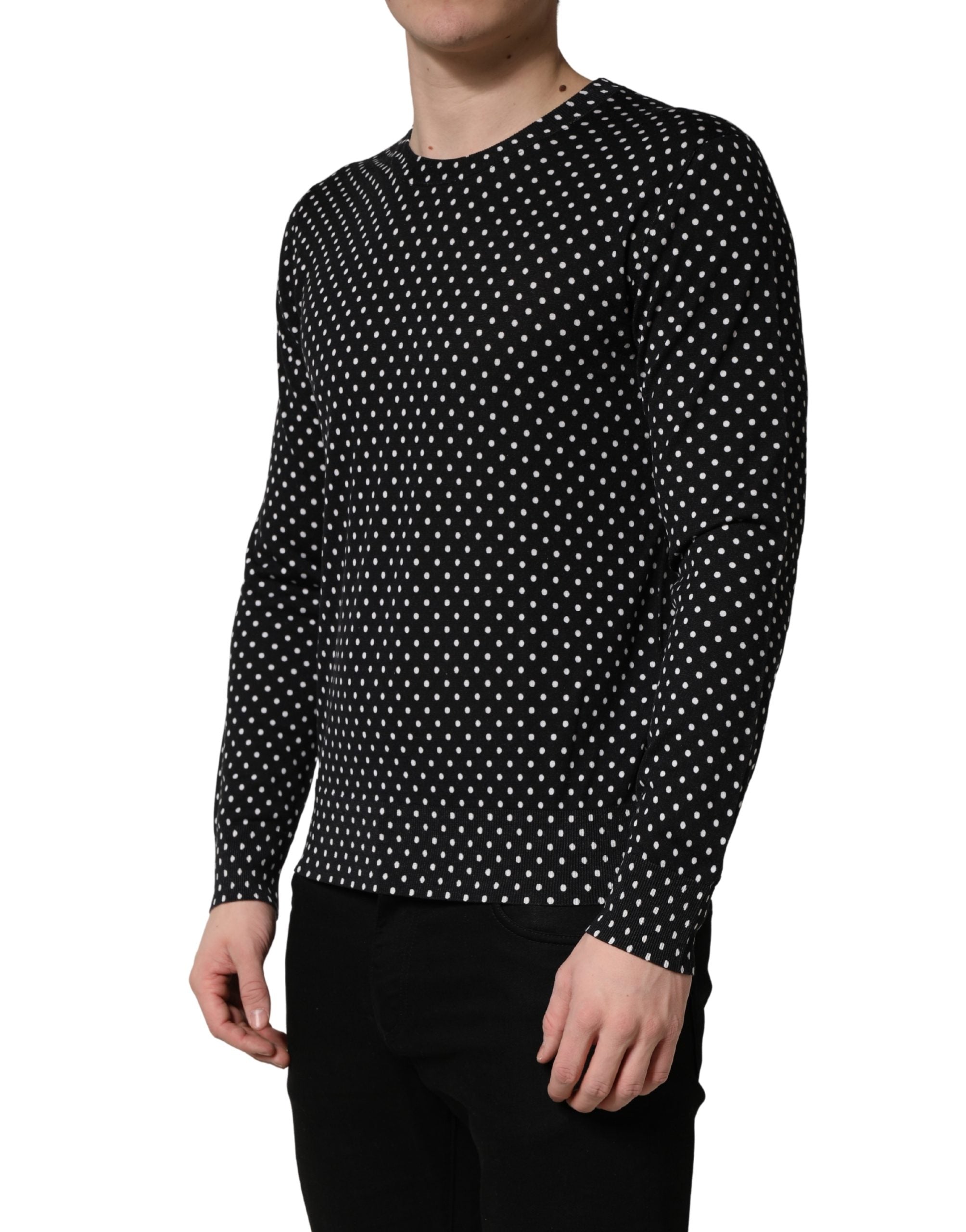Pull en maille noir à pois blancs de Dolce & Gabbana, col rond, style décontracté et élégant, visible avec motifs à pois.