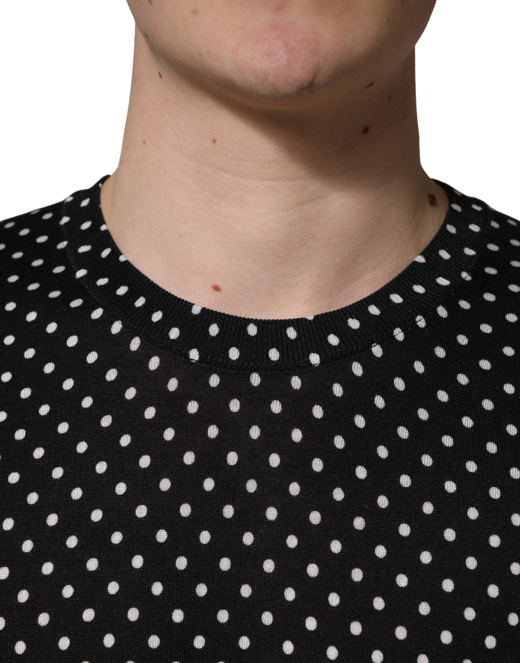 Pull à col rond Dolce & Gabbana noir à pois blancs, pull-over en maille avec motif à pois pour un style élégant et décontracté.
