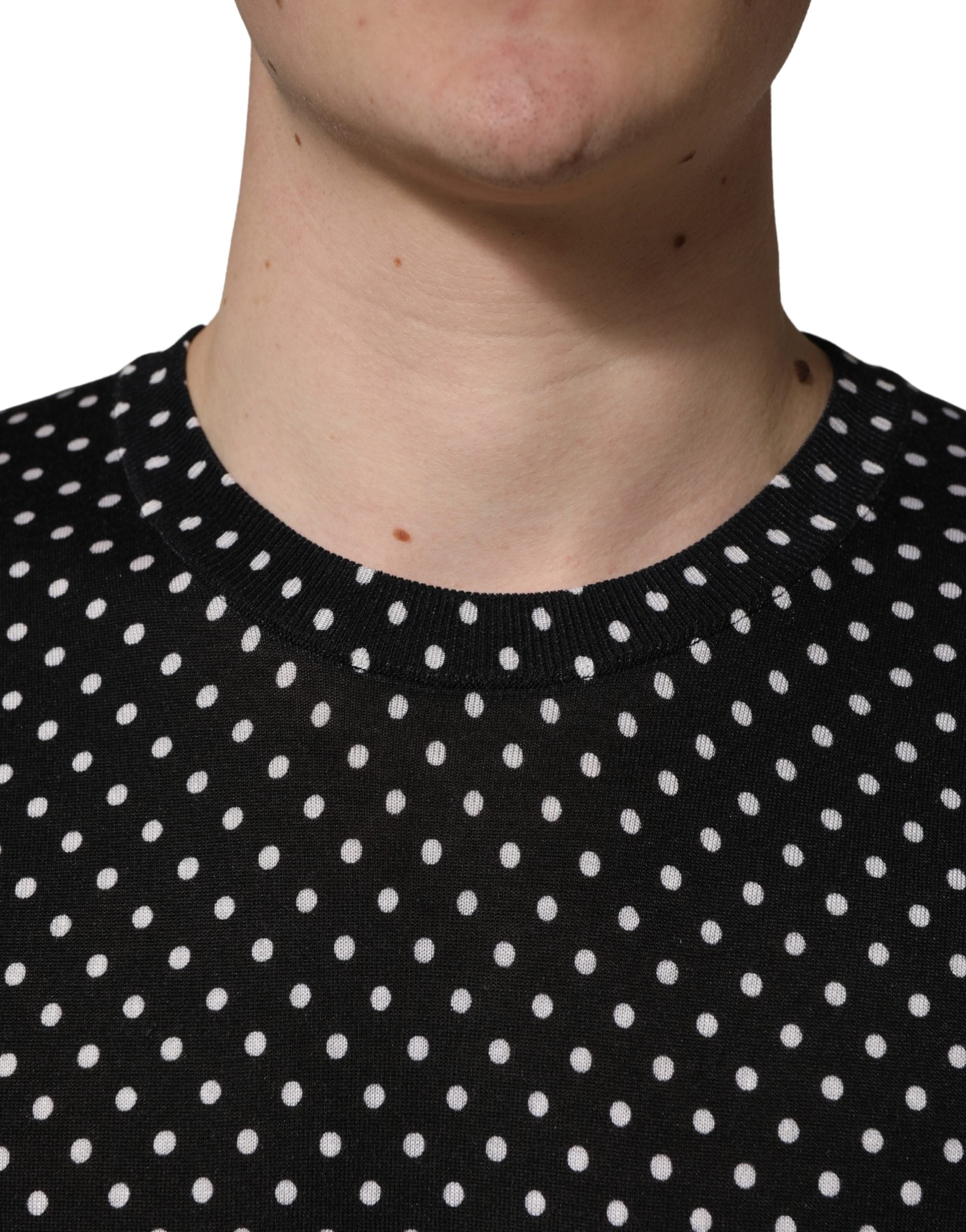 Pull à col rond Dolce & Gabbana noir à pois blancs, pull-over en maille avec motif à pois pour un style élégant et décontracté.