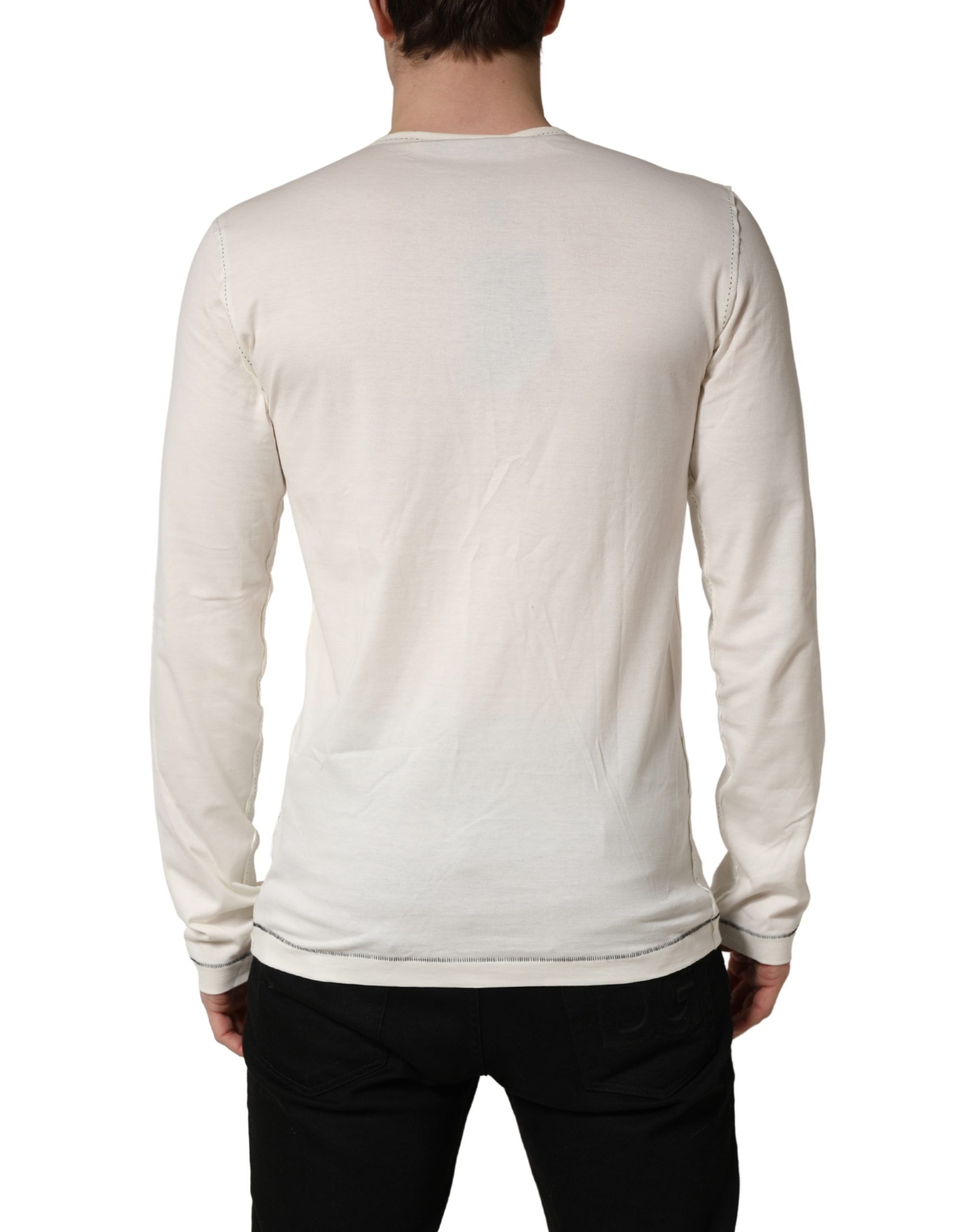 Pull-over Dolce & Gabbana blanc à manches longues, style Henley, en tissu doux, porté sur un mannequin.