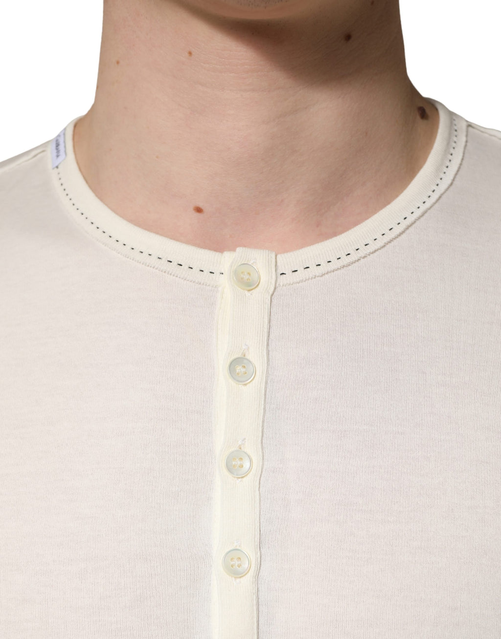 Pull à col henley blanc Dolce & Gabbana à manches longues, doux et élégant, parfait pour un style sophistiqué.