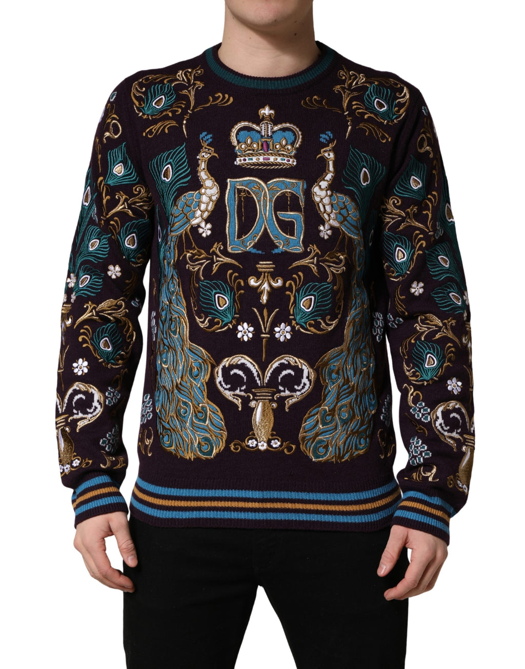 Pull en cachemire Bordeaux de Dolce & Gabbana avec broderie de couronne, visible en gros plan sur l'image.