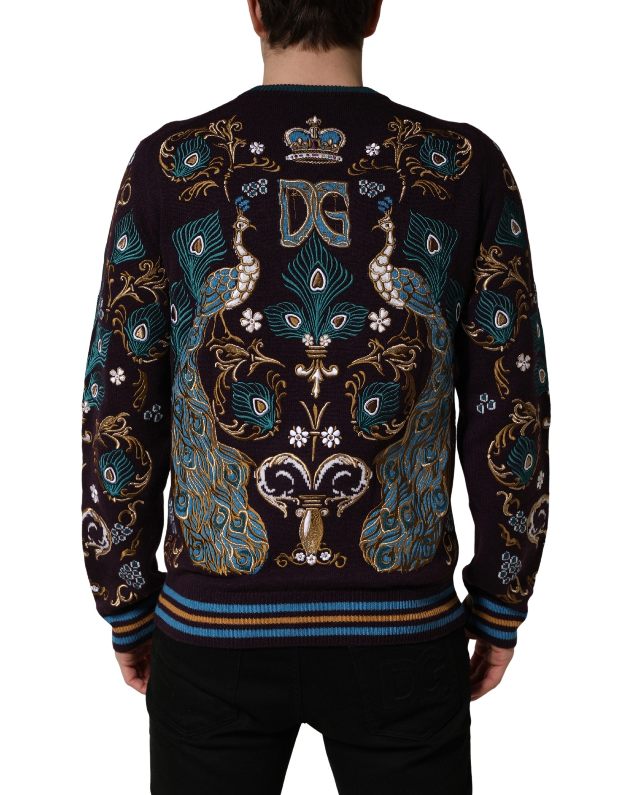 Pull Dolce & Gabbana en cachemire bordeaux avec broderie de couronne, détails élégants et texture douce visible sur l'image.