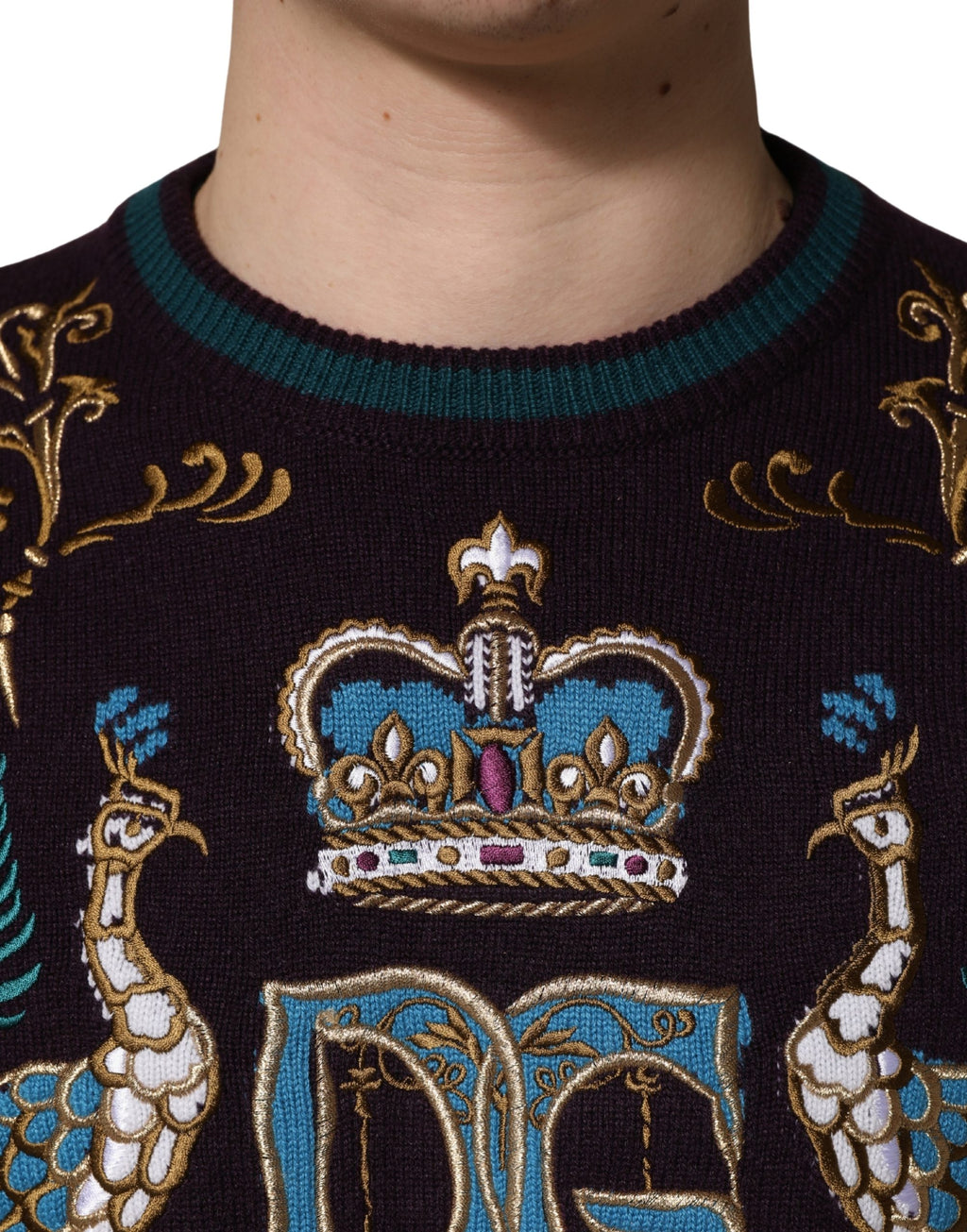 Pull en cachemire bordeaux Dolce & Gabbana avec broderie couronne, style élégant et détails sophistiqués.