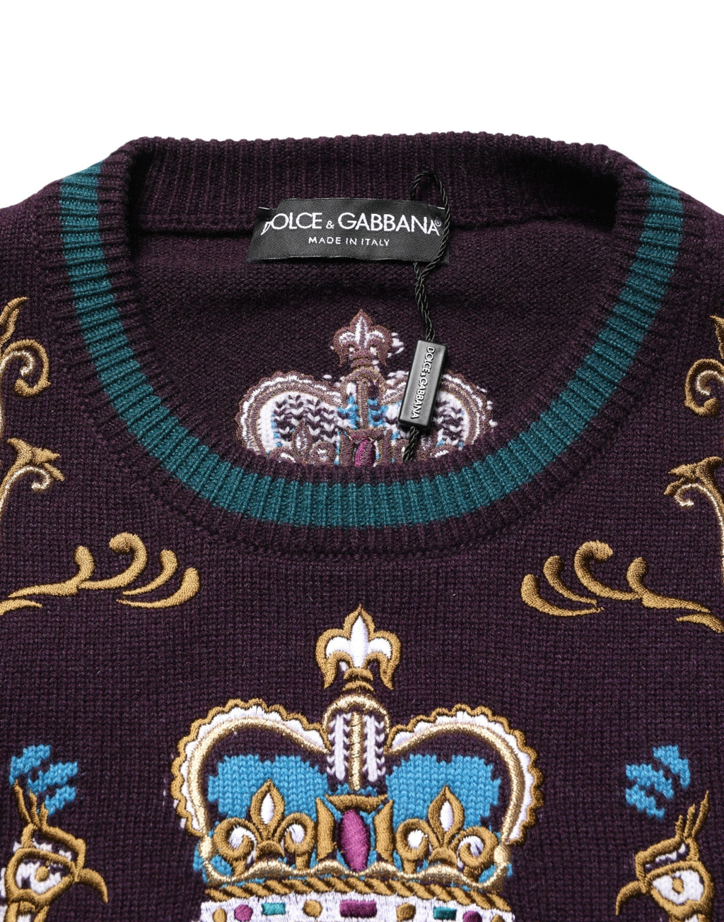 Pull en cachemire Bordeaux Dolce & Gabbana avec broderie de couronne, élégant et chaud.