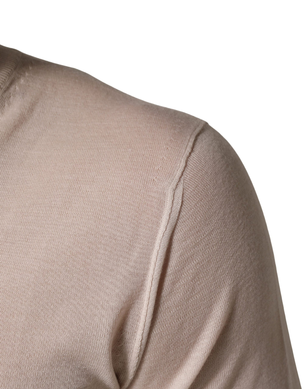 Pull homme en cachemire beige Dolce & Gabbana, col en V, vêtement chaud et élégant, porté sur un mannequin.