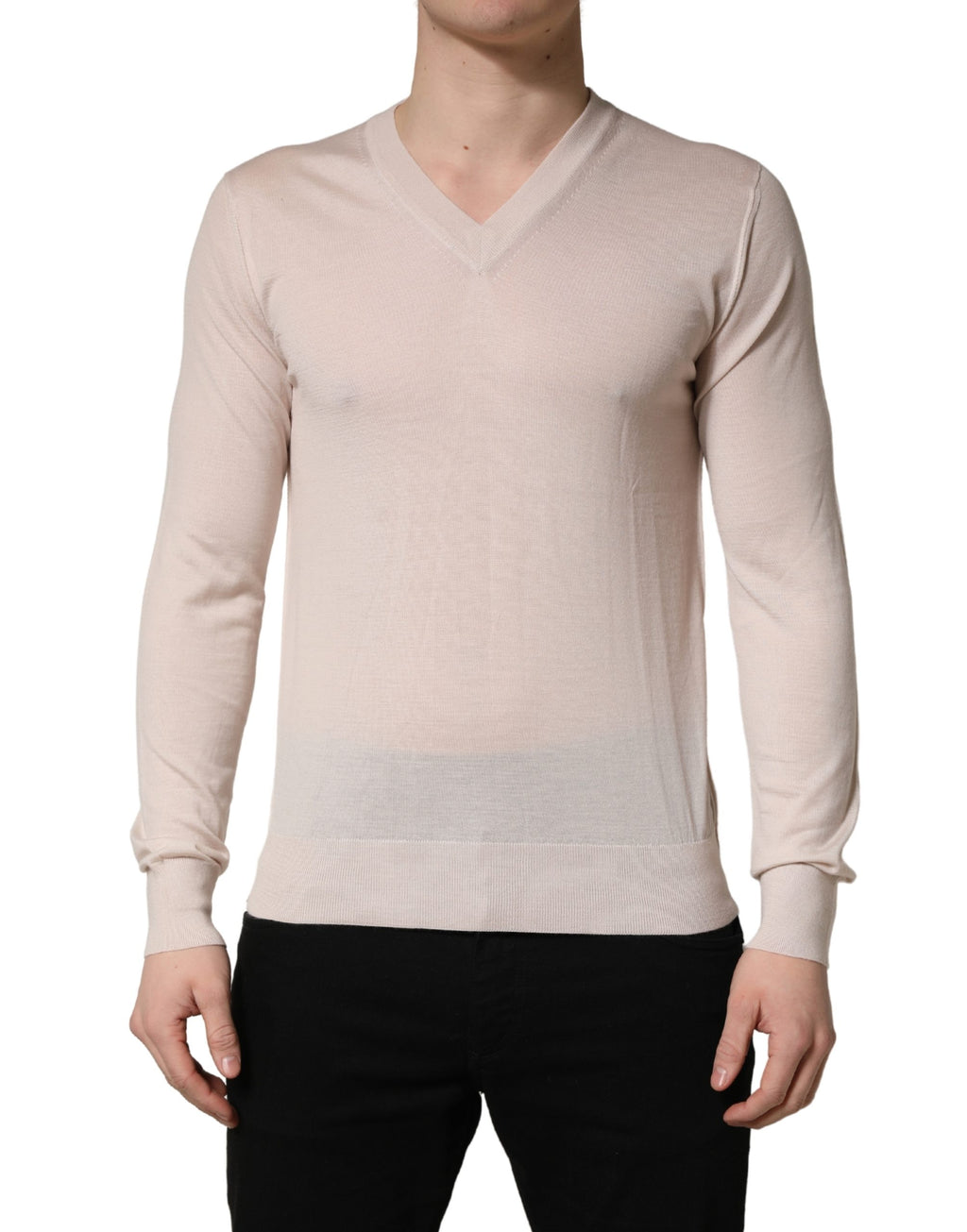 Pull en cachemire beige Dolce & Gabbana pour homme avec col en V, image montrant le pull porté, détails du tissu et coupe élégante.