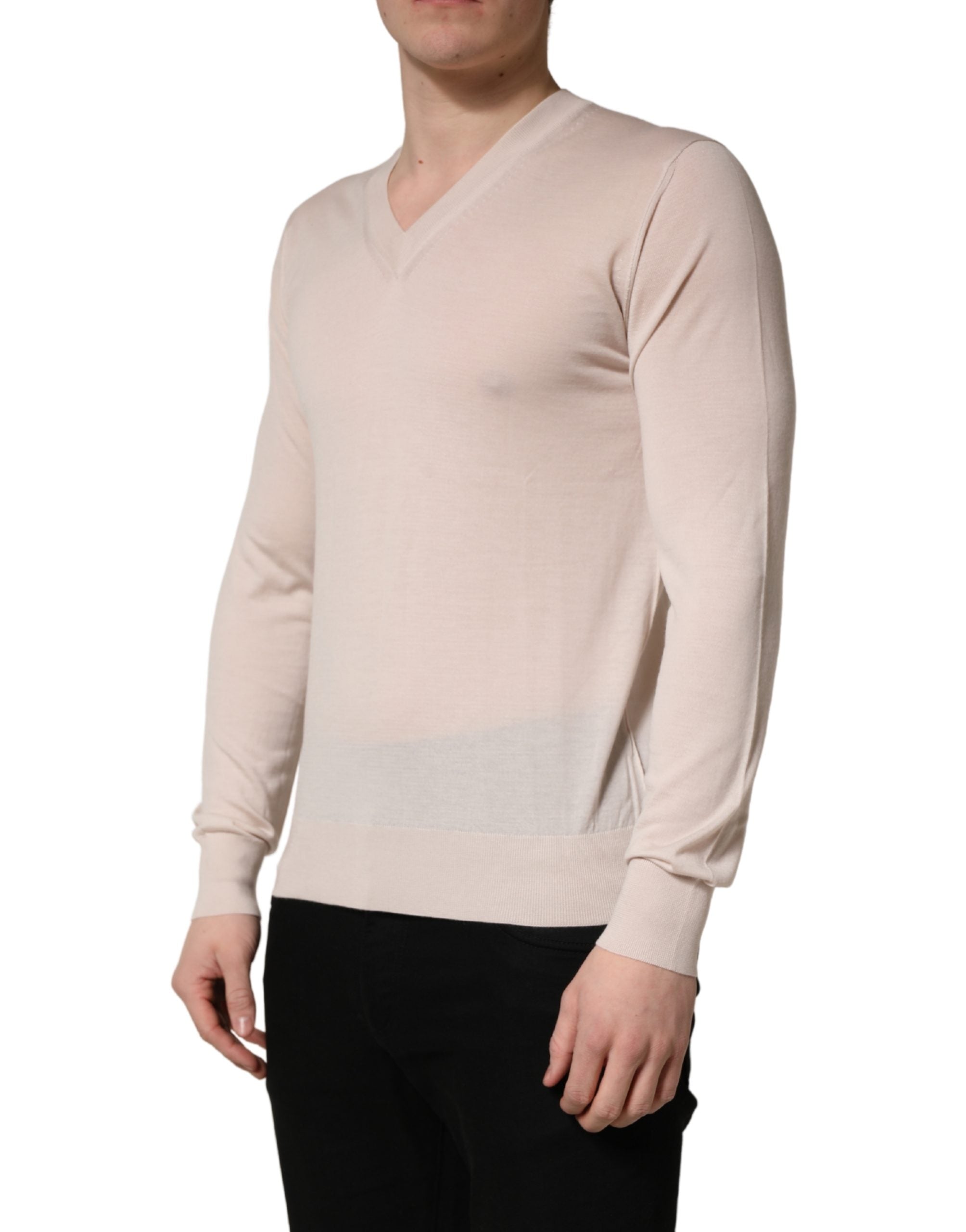 Pull homme beige en cachemire Dolce & Gabbana, col en V, doux et élégant, porté sur un mannequin.