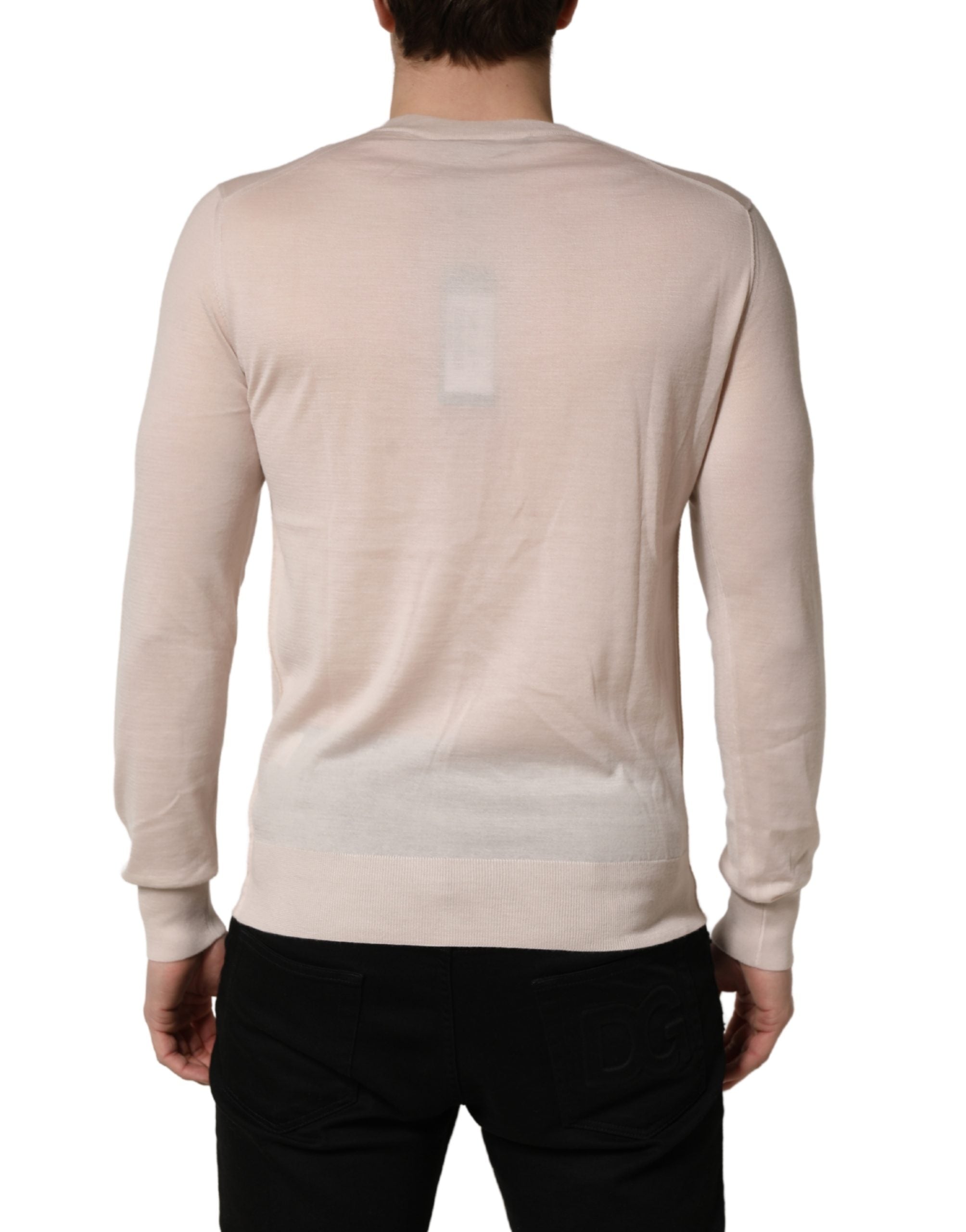 Pull en cachemire beige Dolce & Gabbana pour homme avec col en V, doux et élégant, visible en détail dans l’image.
