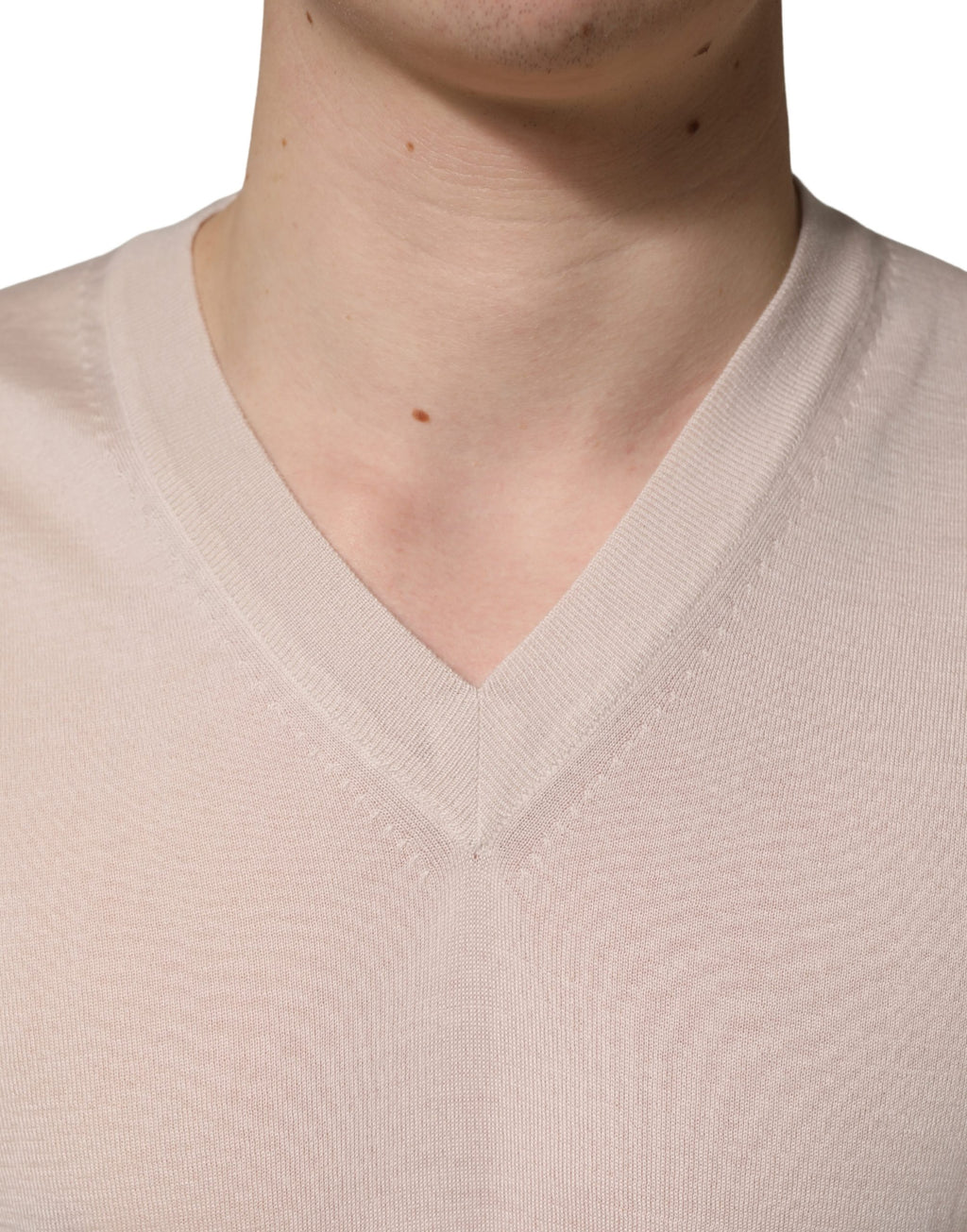 Pull homme Dolce & Gabbana en cachemire beige avec col en V, douceur et élégance pour un style raffiné.