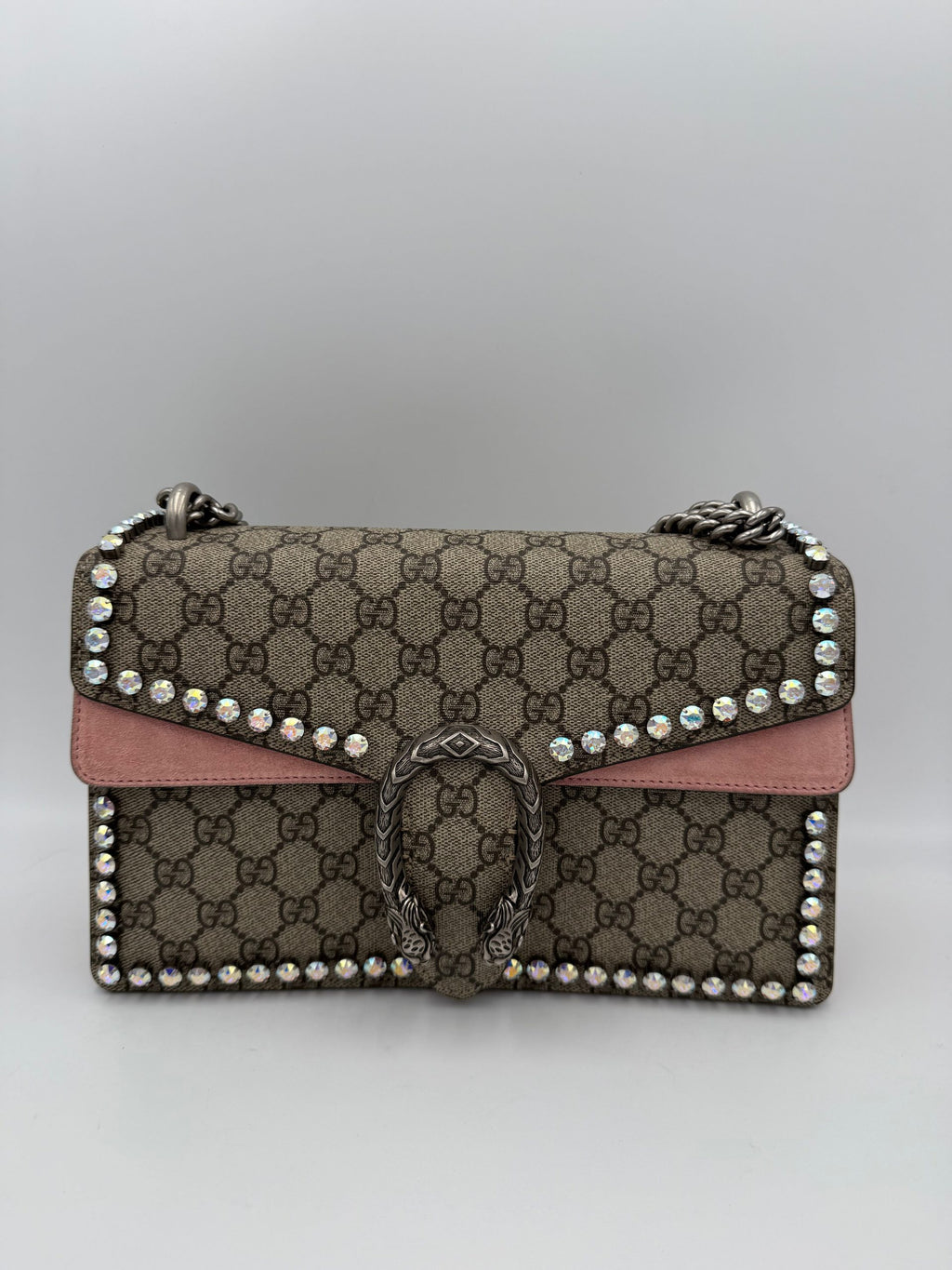 Sac à main Gucci Dionysus GG Supreme orné de diamants, en cuir élégant avec détails luxueux, pour un style sophistiqué.