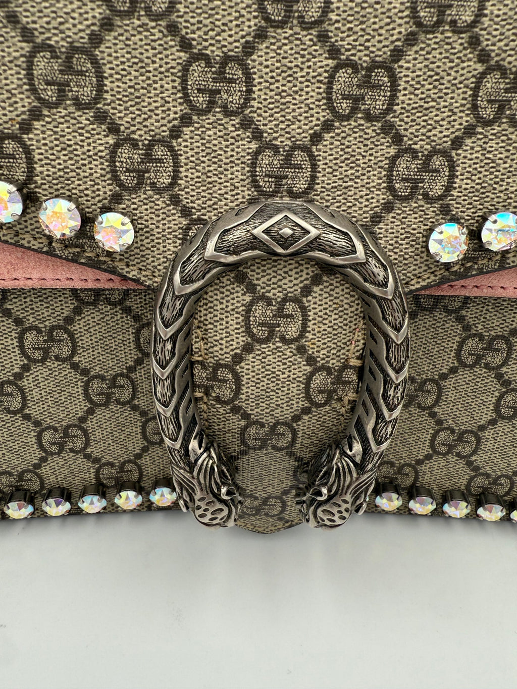 Sac à main Gucci Dionysus GG Supreme avec diamants, design élégant et luxe, en cuir et toile avec détails brillants.