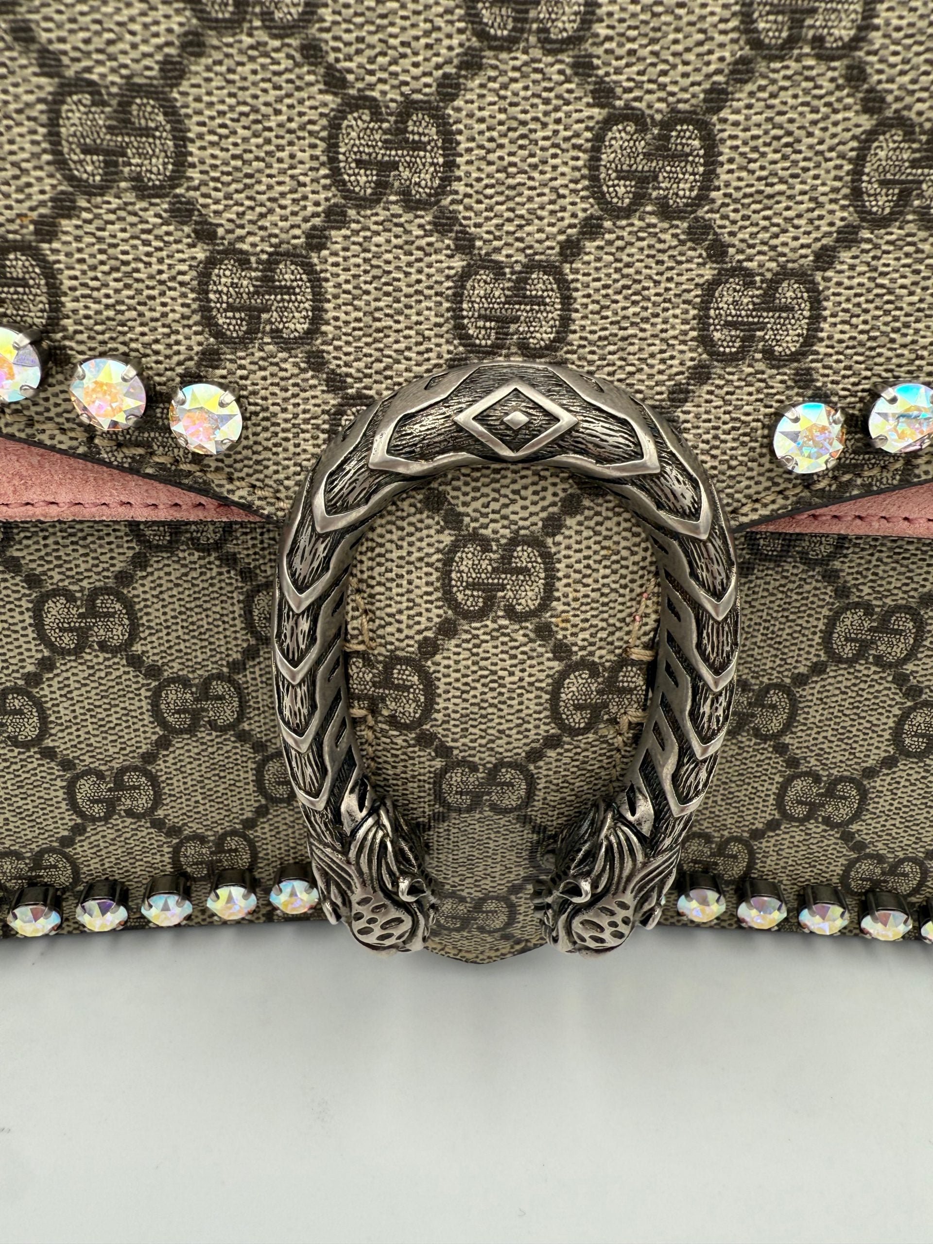 Sac à main Gucci Dionysus GG Supreme avec diamants, design élégant et luxe, en cuir et toile avec détails brillants.