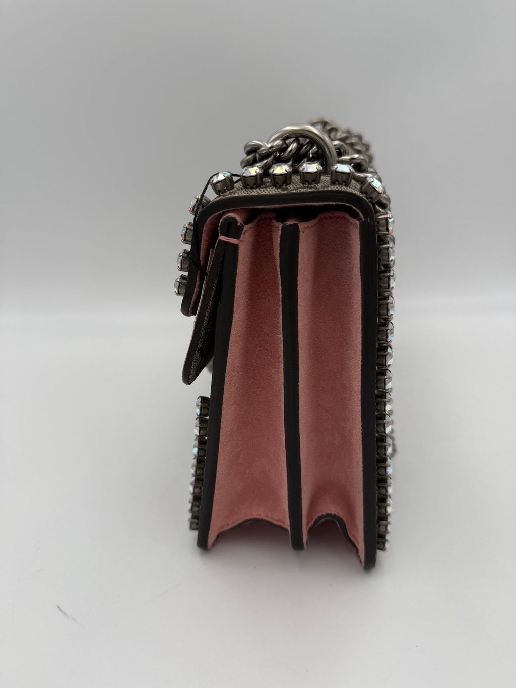 Sac à main Gucci Dionysus GG Supreme avec diamants, élégance et détails sophistiqués, en tissu monogrammé et ornements brillants.