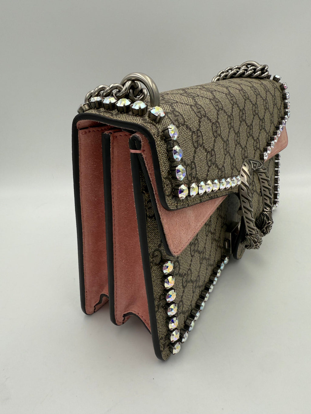 Sac à main Gucci Dionysus GG Supreme avec détails en diamants, élégant et luxueux, en cuir et tissu signature.