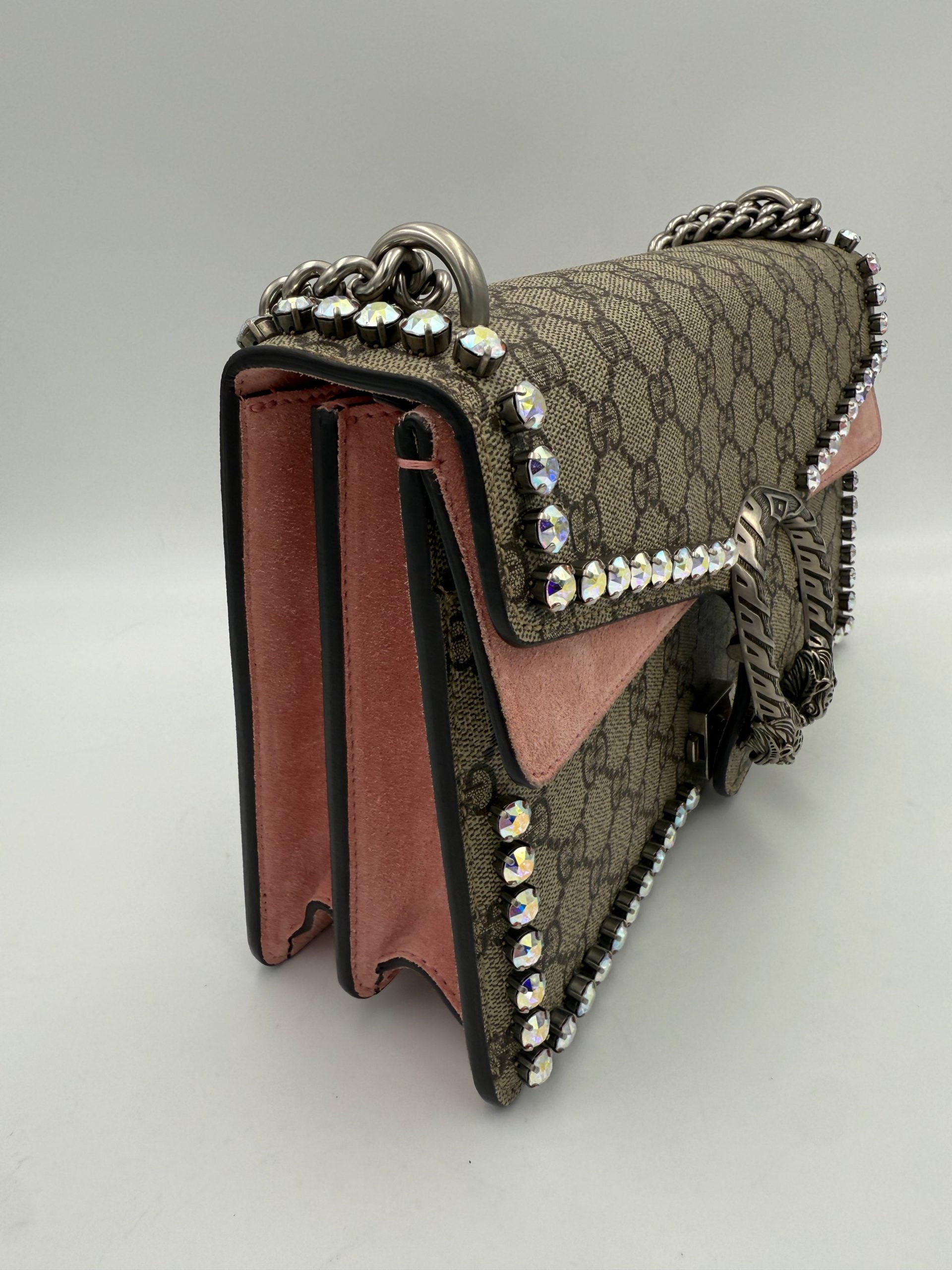 Sac à main Gucci Dionysus GG Supreme avec détails en diamants, élégant et luxueux, en cuir et tissu signature.