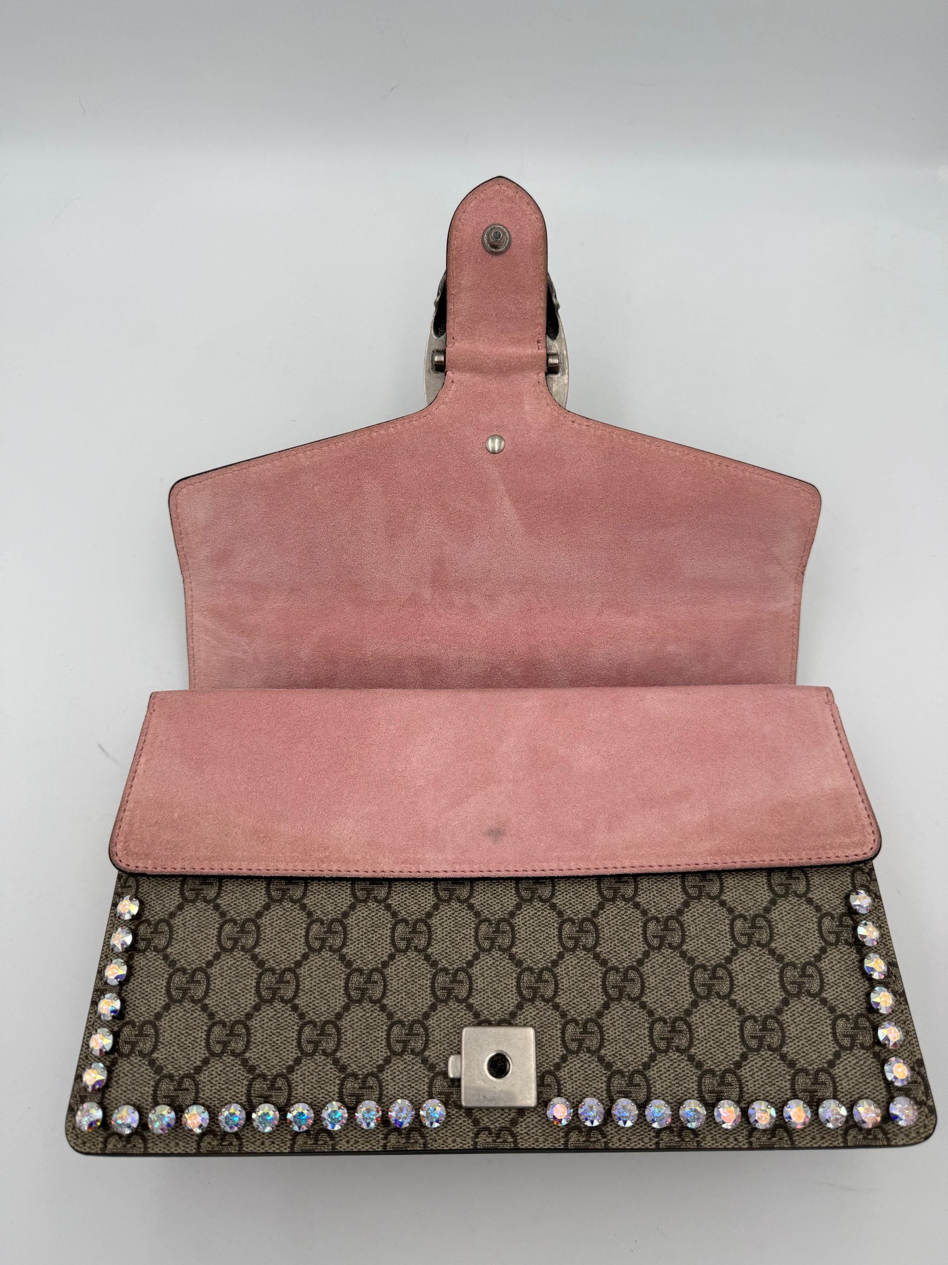 Sac à main Gucci Dionysus GG Supreme avec diamants, design élégant et luxe, en cuir et toile signature.