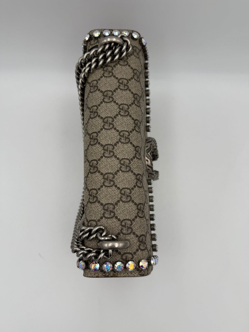 Sac à main Gucci Dionysus GG Supreme avec diamants, en cuir et toile, orné de détails brillants, élégant et sophistiqué.