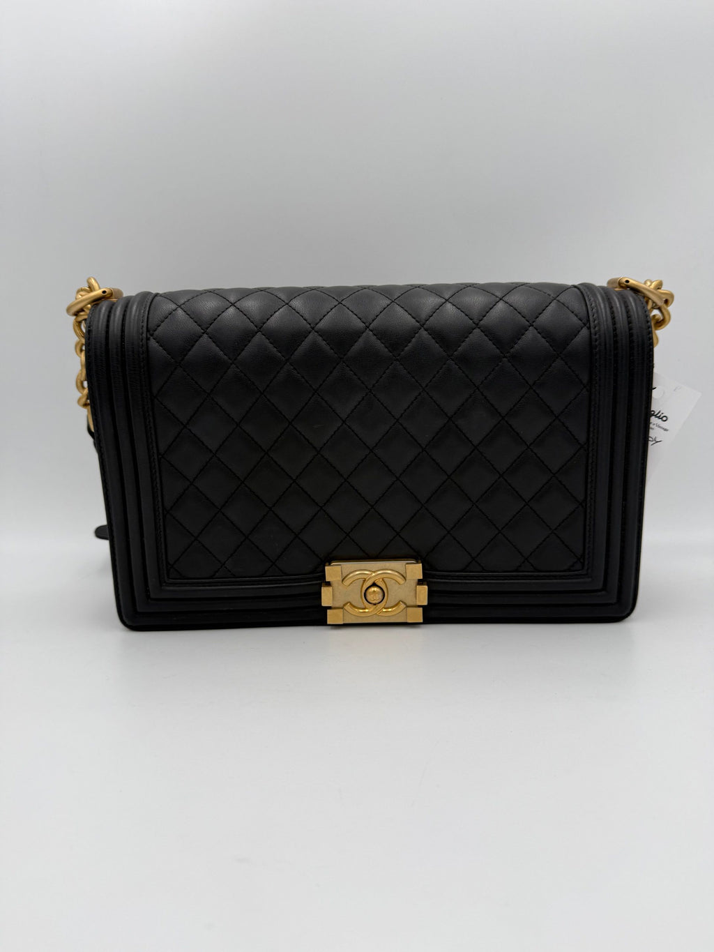 Grand sac à main Chanel Boy de grande taille, en cuir noir avec chaîne en métal, vue de face.