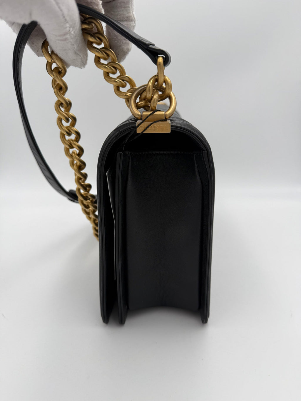 Grand sac à main Chanel Boy de grande taille, en cuir noir avec fermeture à rabat et chaîne dorée, élégant et sophistiqué.