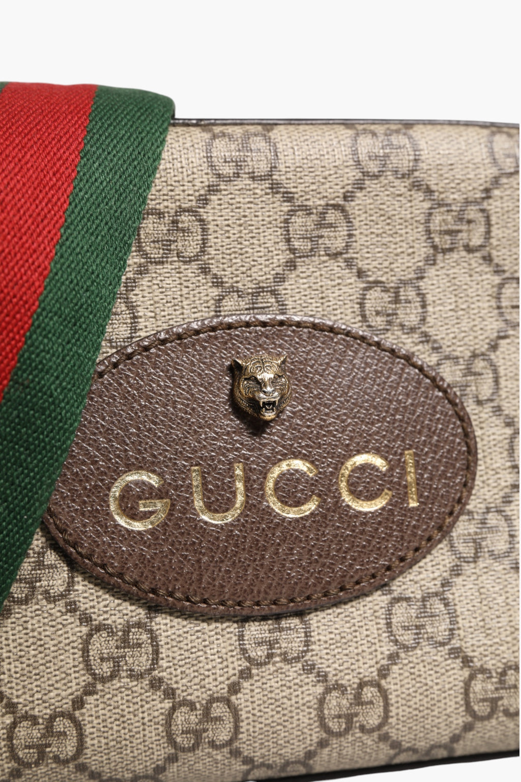 Sac messenger Gucci GG Supreme en toile enduite, style Neo, avec logo Gucci visible sur le devant.