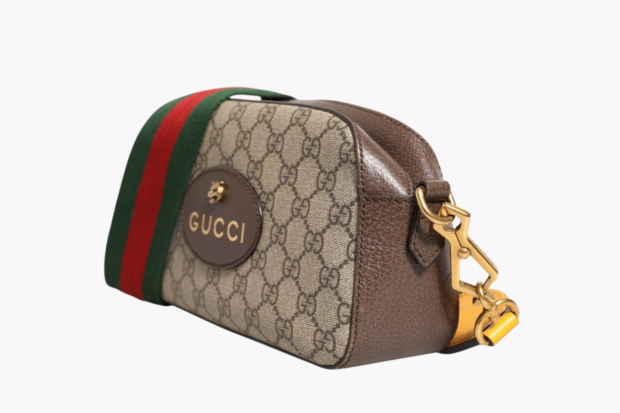 Sac messager Gucci GG Supreme en toile enduite, style élégant et pratique, avec détails de la marque Gucci.