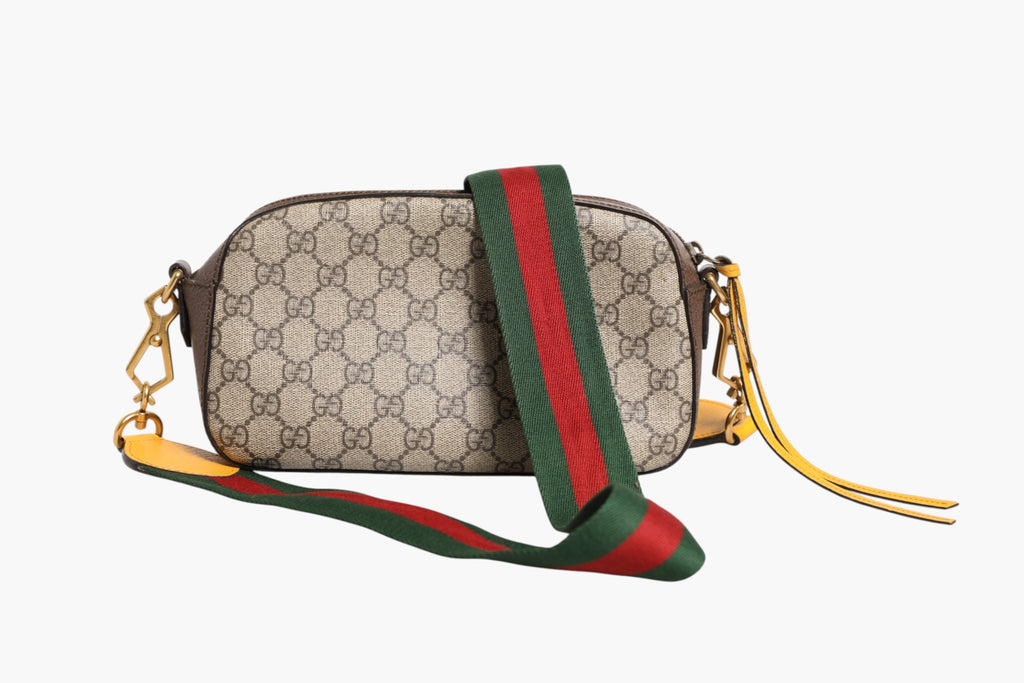 Sac à messenger Gucci GG Supreme en toile enduite, design élégant avec logo emblématique, idéal pour un style sophistiqué.