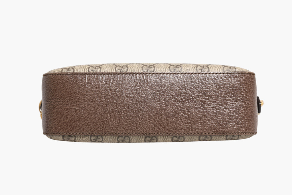 Sac messager Gucci GG Supreme en toile enduite, avec détails en cuir et logo emblématique, pour un style élégant et pratique.