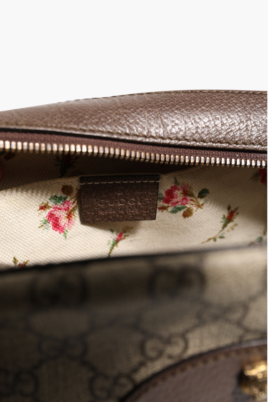 Sac à messenger Gucci GG Supreme en toile enduite avec détails en cuir, style élégant et pratique.