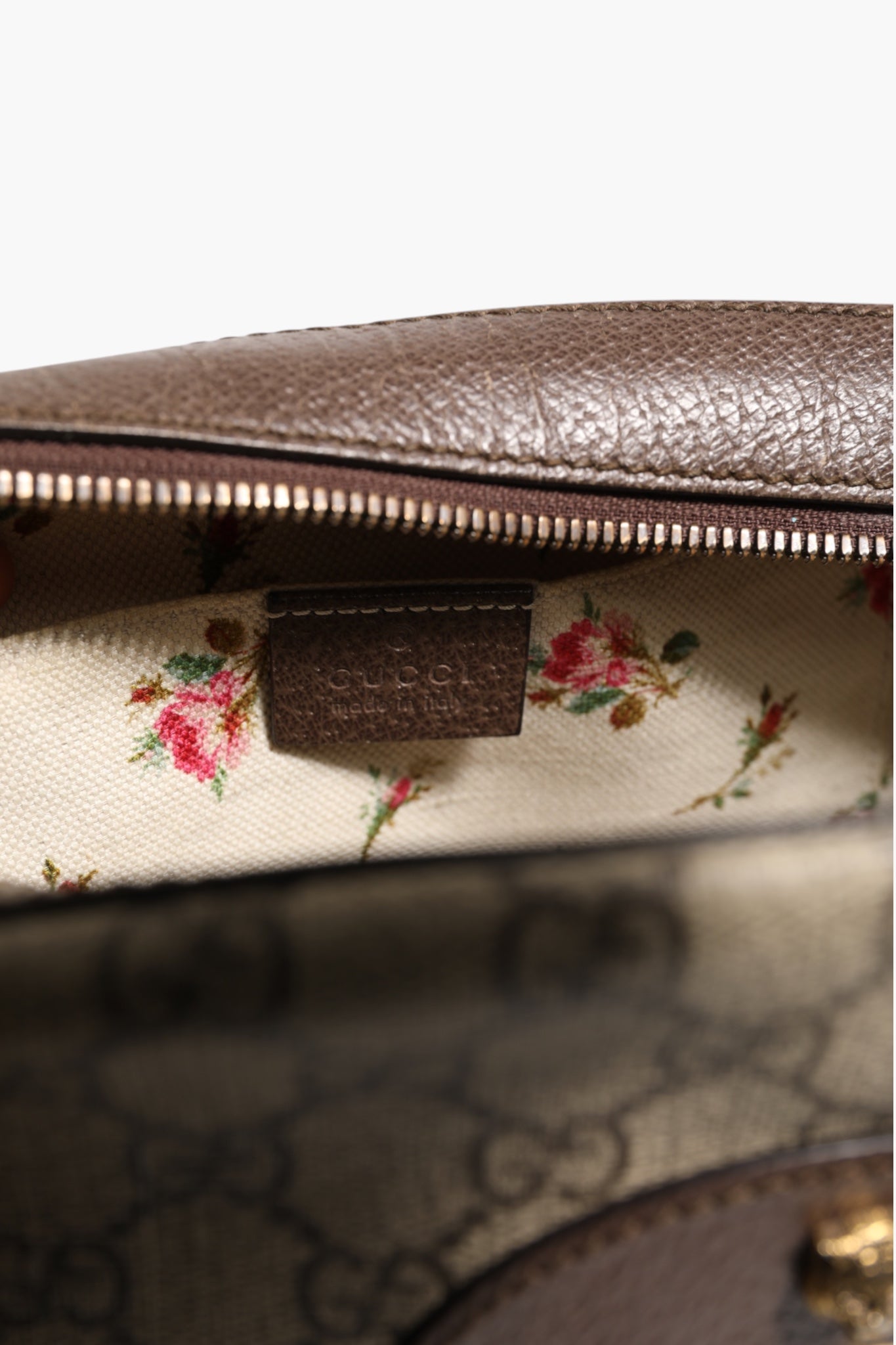 Sac à messenger Gucci GG Supreme en toile enduite avec détails en cuir, style élégant et pratique.