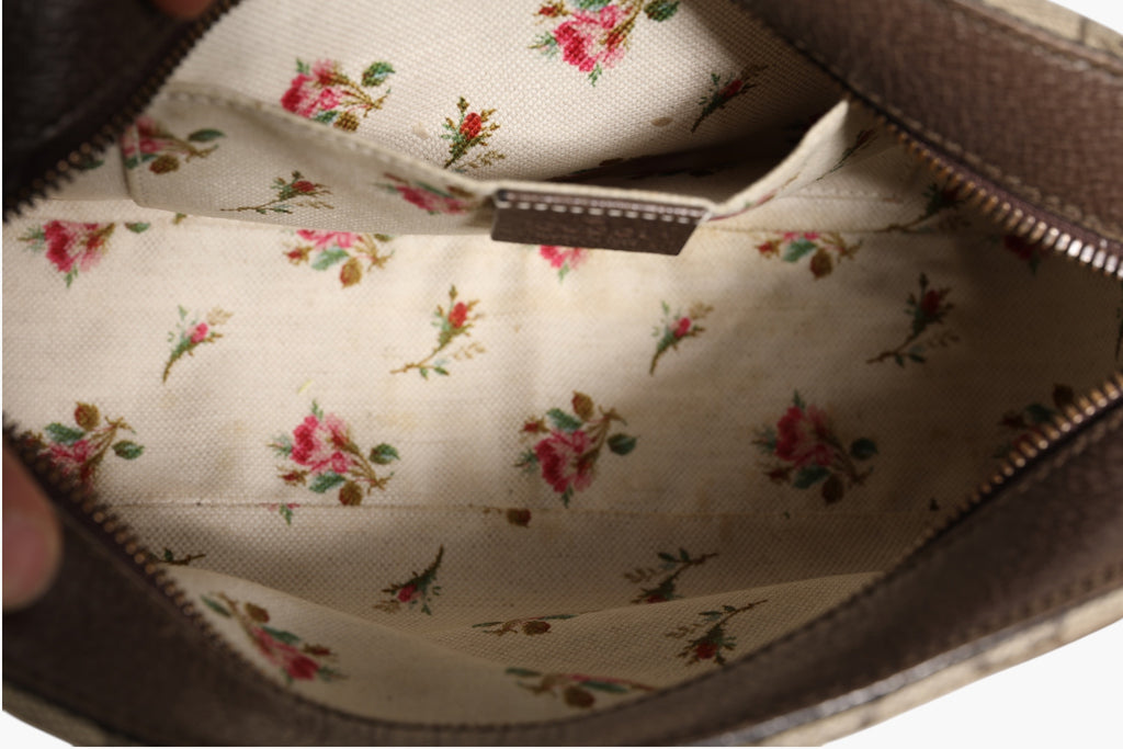 Sac messager Gucci GG Supreme en toile enduite, élégant et pratique, avec détails de la marque et design moderne.