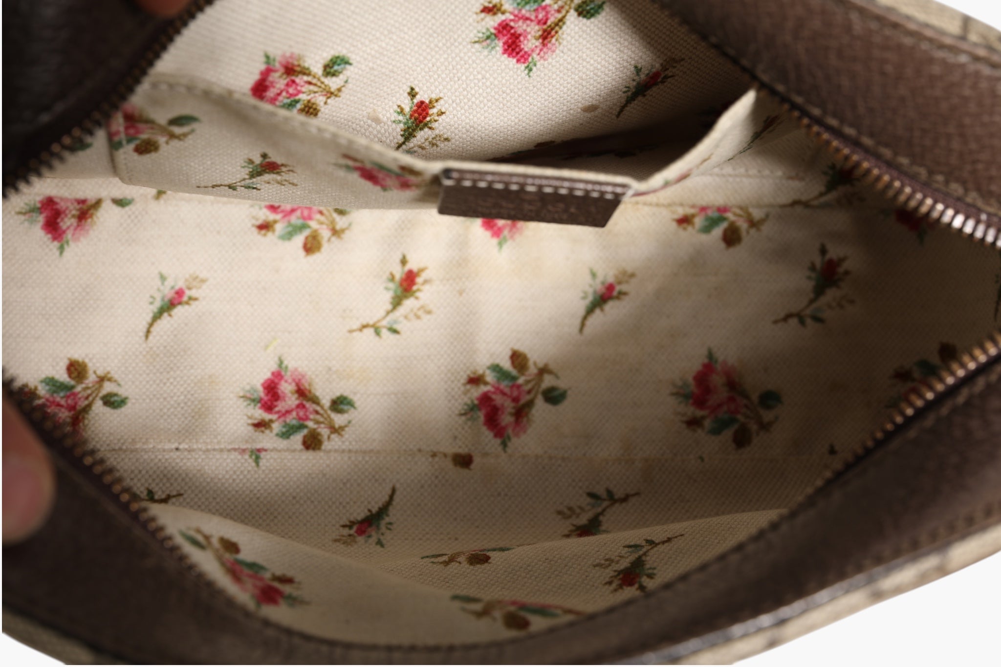 Sac messager Gucci GG Supreme en toile enduite, élégant et pratique, avec détails de la marque et design moderne.