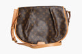 Sac Louis Vuitton Monogram Canvas Menilmontant MM avec logo Louis Vuitton et poignée en cuir.