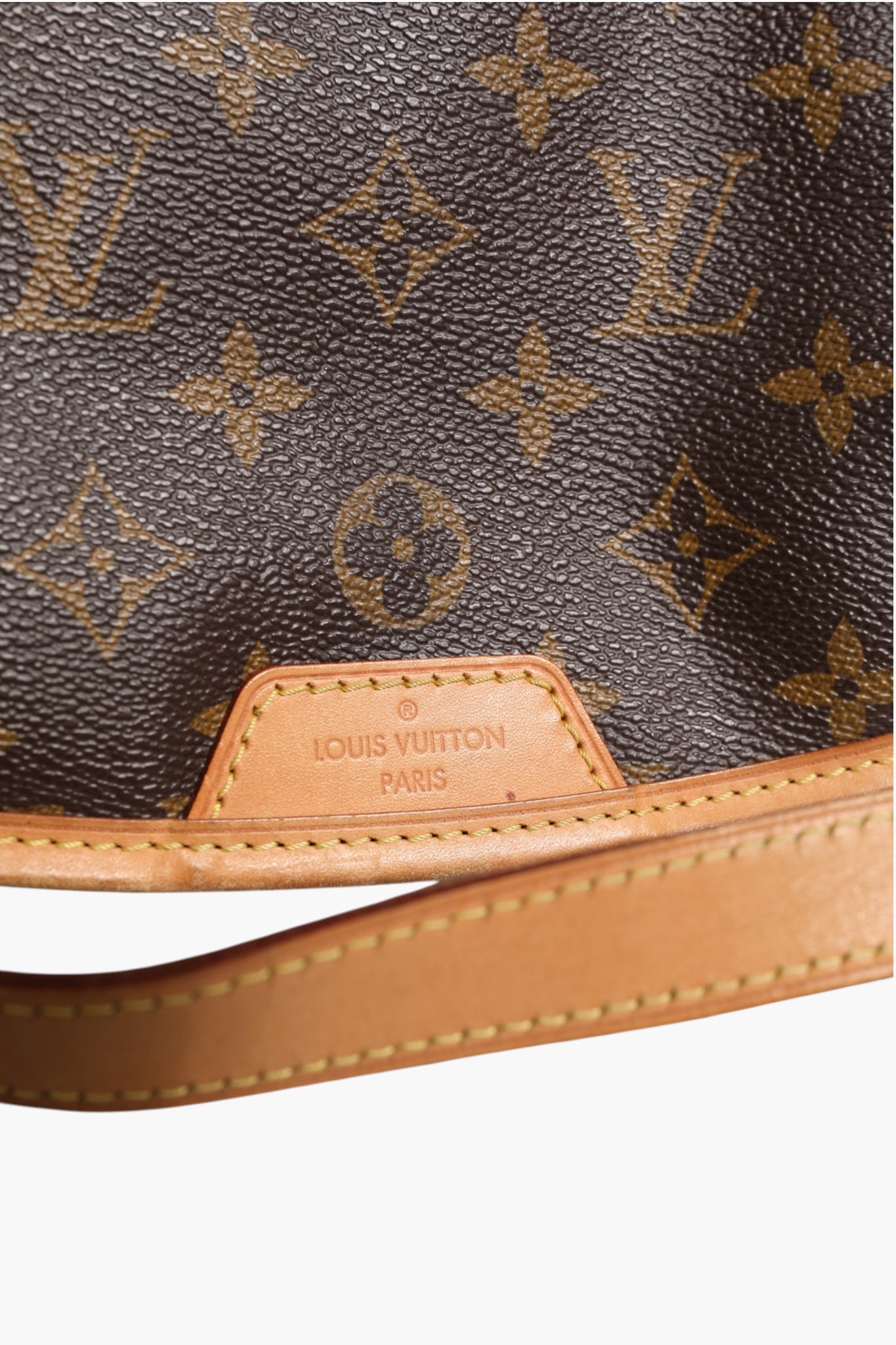 Sac à main Louis Vuitton Monogram Canvas Menilmontant MM avec bandoulière et détails en toile monogramme.